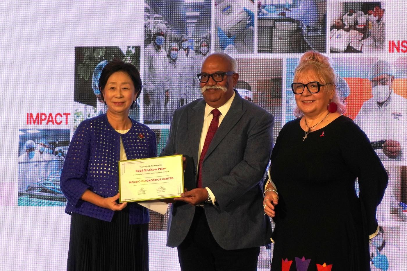 정재정 종근당고촌재단 이사장&#40;왼쪽부터&#41;, 스리람 나타라잔 몰바이오 다이그노스틱스 대표, 루치카 디띠우 사무국장이 제18회 고촌상 시상식에서 기념촬영을 하고 있다.&#40;종근당 제공&#41;/뉴스1