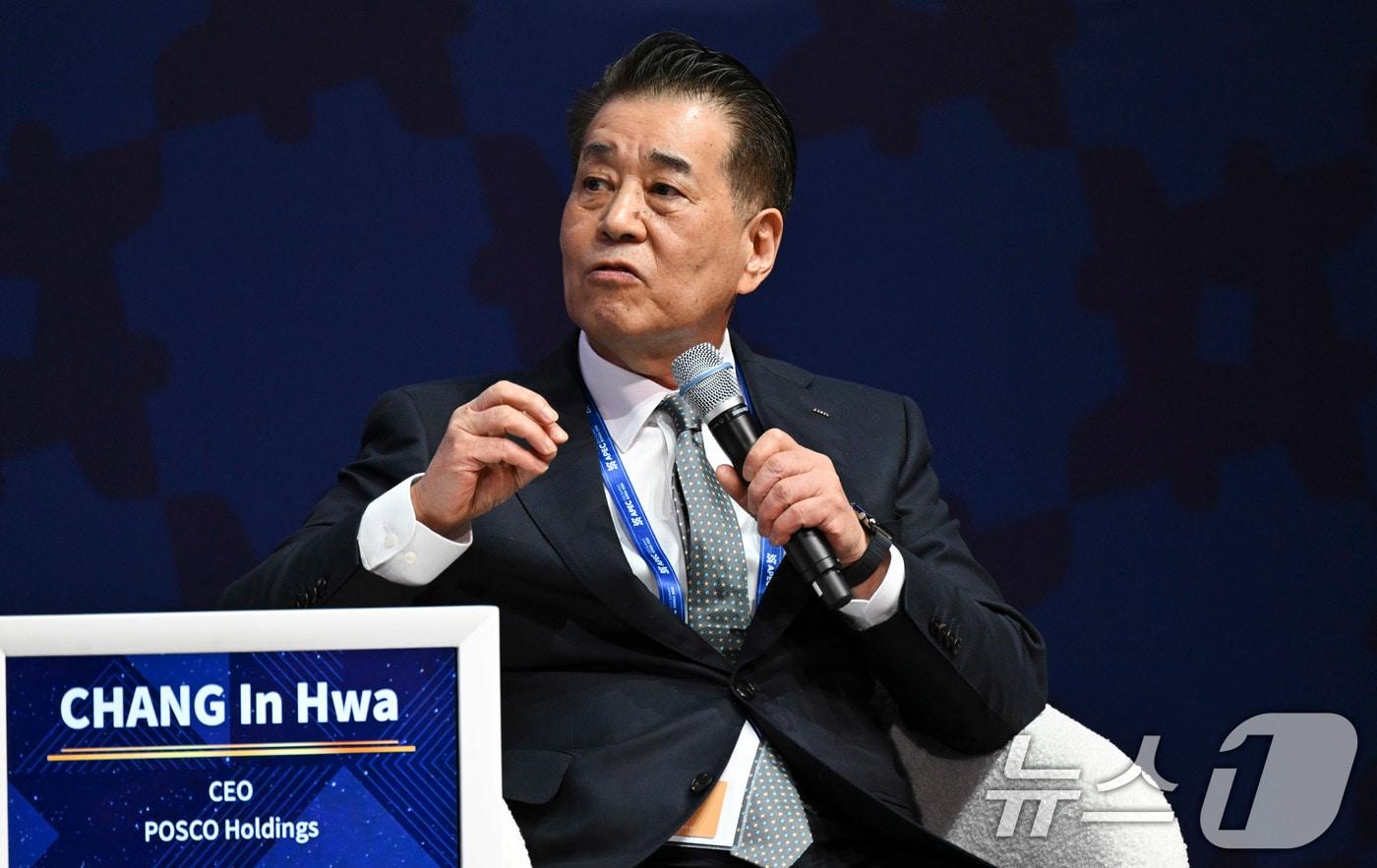 장인화 포스코 회장이 30일 오전 경북 경주 예술의전당에서 열린 APEC CEO 서밋 ‘탄력적이고 친환경적인 글로벌 공급망 구축’ 세션에서 발언하고 있다. &#40;공동취재&#41; 2025.10.30/뉴스1 ⓒ News1 김민지 기자