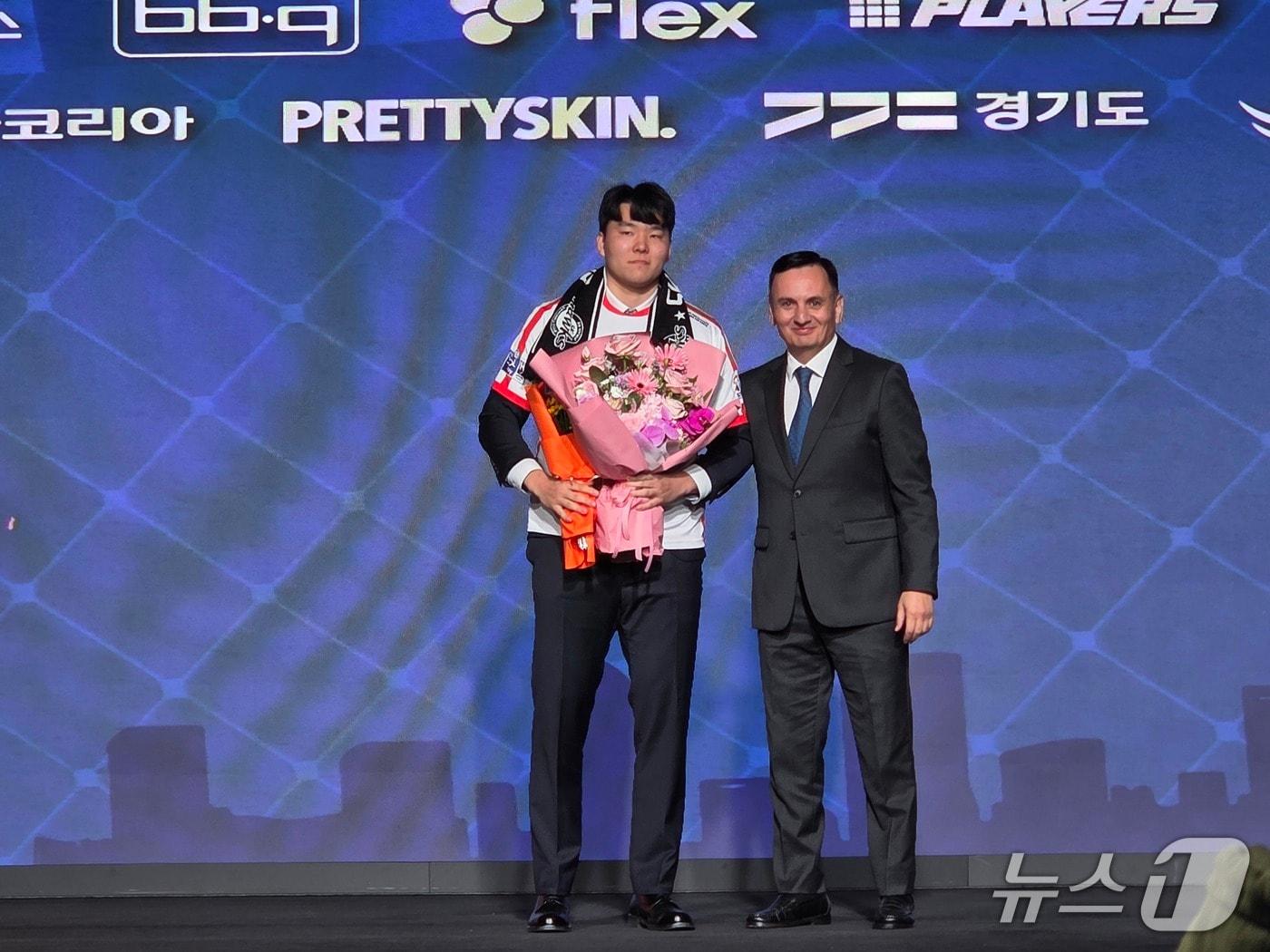 본문 이미지 - 핸드볼 H리그 남자부 드래프트 1순위로 지명된 이창우&#40;왼쪽&#41;ⓒ News1 안영준 기자