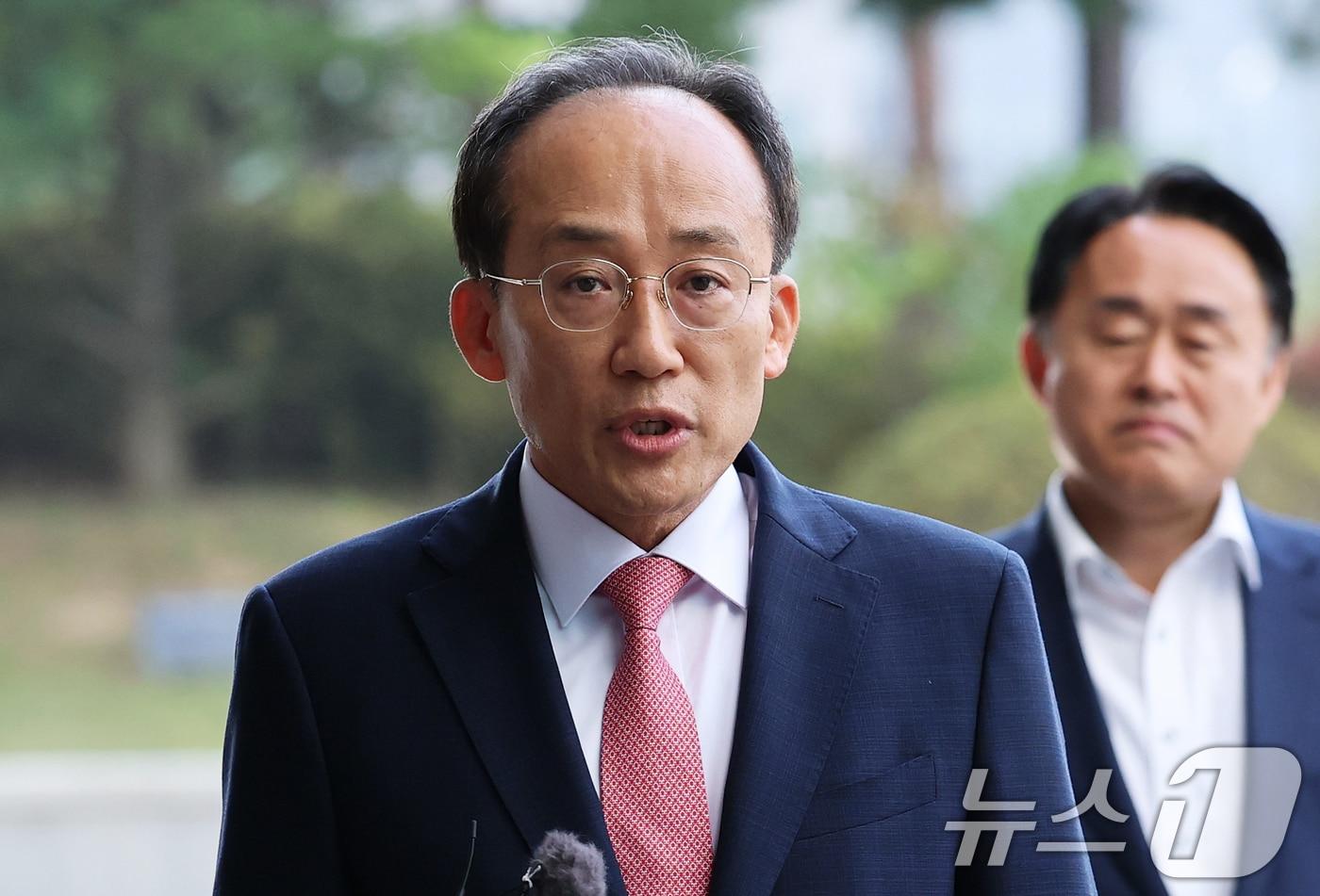 국회의 계엄해제 의결을 방해한 의혹을 받는 추경호 전 국민의힘 원내대표가 30일 오전 서울 서초구 서울고등검찰청에 마련된 내란 특검팀&#40;특별검사 조은석&#41; 사무실에서 피의자 신분으로 조사를 받기 위해 출석하며 입장을 밝히고 있다. 2025.10.30/뉴스1 ⓒ News1 오대일 기자