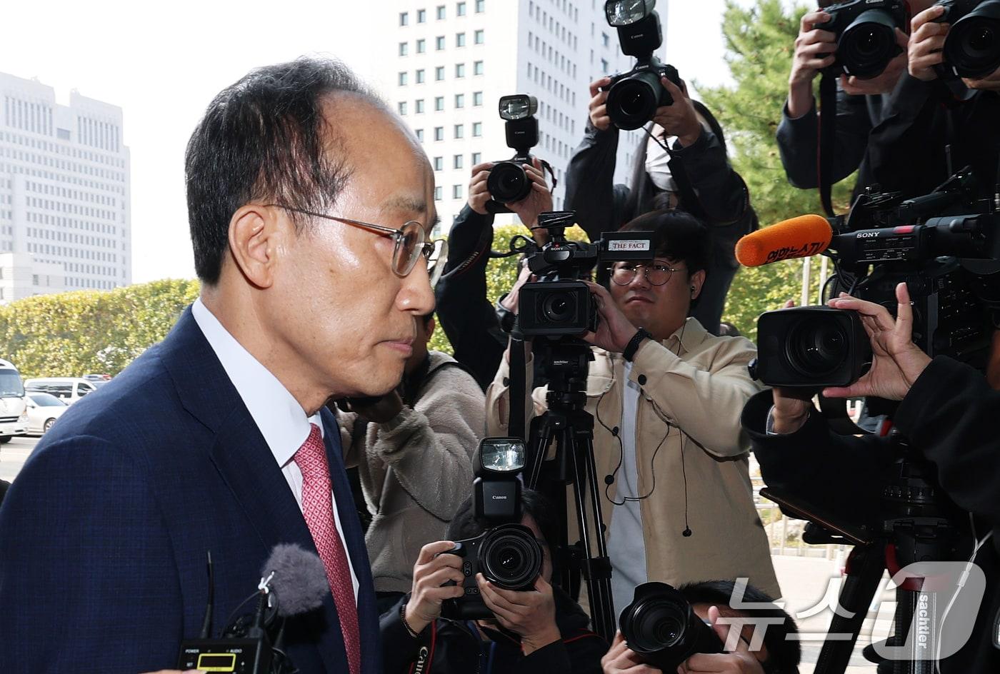 국회의 계엄해제 의결을 방해한 의혹을 받는 추경호 전 국민의힘 원내대표가 30일 오전 서울 서초구 서울고등검찰청에 마련된 내란 특검팀&#40;특별검사 조은석&#41; 사무실에서 피의자 신분으로 조사를 받기 위해 출석하고 있다. 2025.10.30/뉴스1 ⓒ News1 오대일 기자