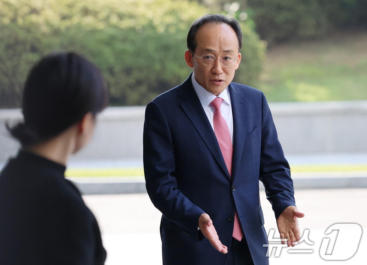 본문 이미지 - 추경호 전 국민의힘 원내대표가 30일 오전 서울 서초구에 마련된 내란 특검팀&#40;특별검사 조은석&#41; 사무실에서 조사를 받기 위해 출석하고 있다. 2025.10.30/뉴스1 ⓒ News1 오대일 기자
