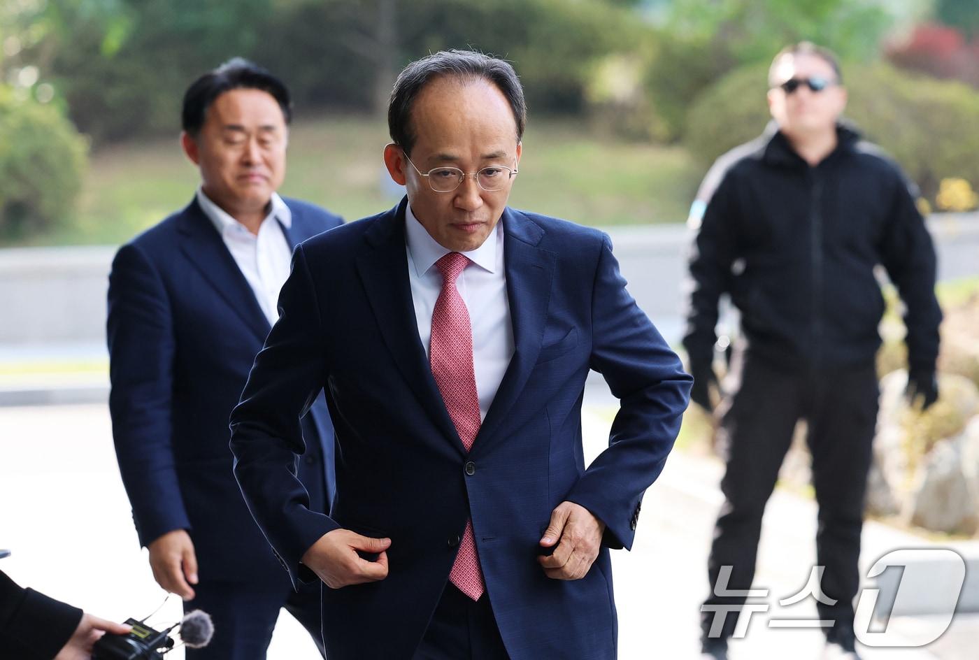 국회의 계엄해제 의결을 방해한 의혹을 받는 추경호 전 국민의힘 원내대표가 지난달 30일 오전 서울 서초구 서울고등검찰청에 마련된 내란 특검팀(특별검사 조은석) 사무실에서 피의자 신분으로 조사를 받기 위해 출석하고 있다./뉴스1 ⓒ News1 오대일 기자