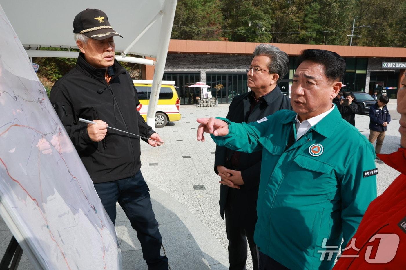 30일 정영철 영동군수가 80대 노인 실종 현장을 찾아 수색  상황을 점검하고 있다. &#40;영동군 제공. 재판매 및 DB금지&#41; /뉴스1