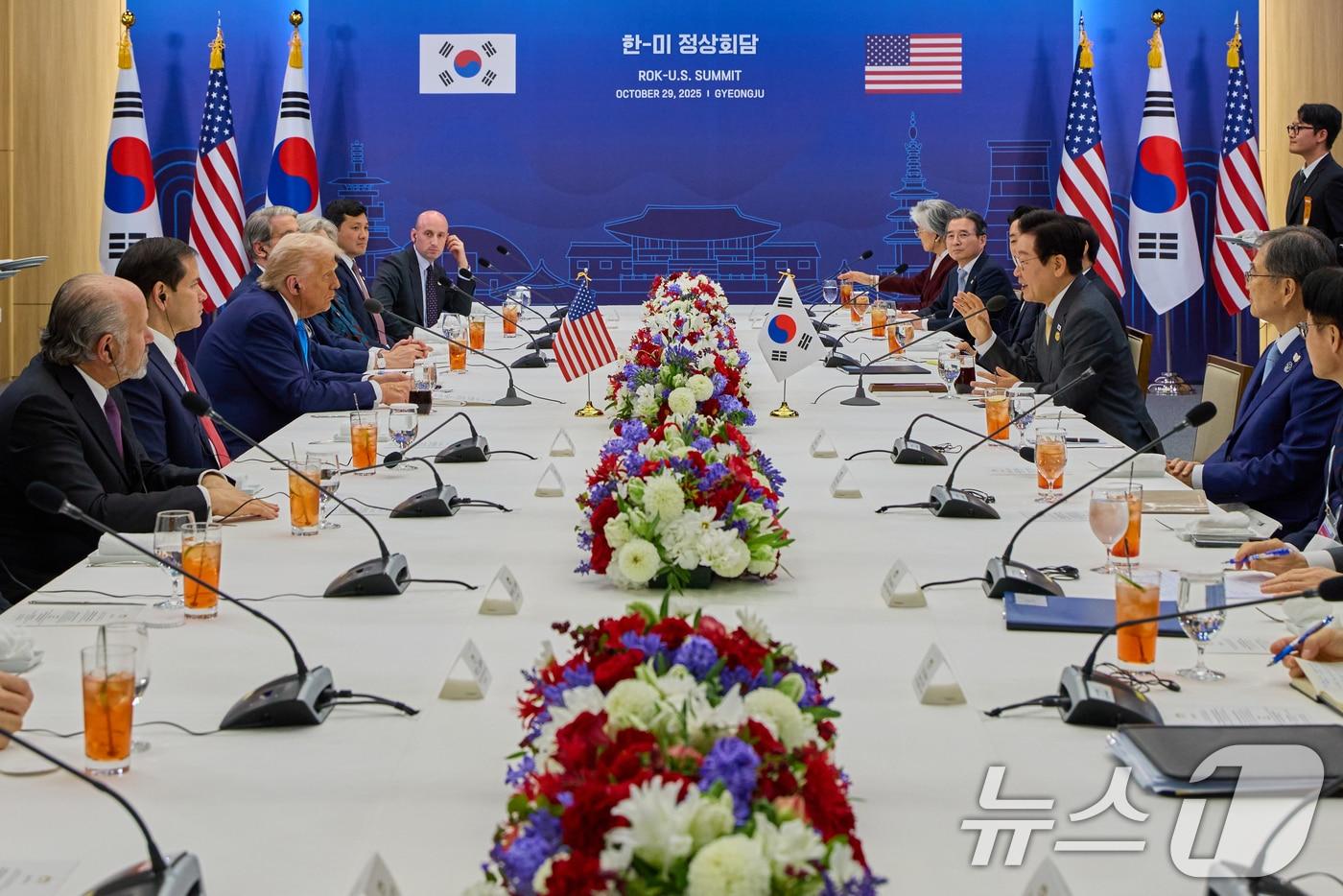 이재명 대통령과 도널드 트럼프 미국 대통령이 10월 29일 경북 경주박물관에서 한미 확대 오찬회담을 하고 있다. (이재명 대통령 SNS. 재판매 및 DB 금지) 2025.10.30/뉴스1 ⓒ News1 허경 기자