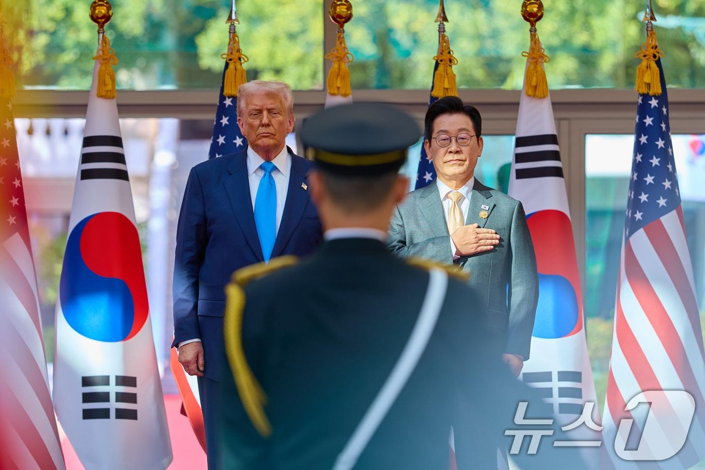 이재명 대통령이 지난 29일 경북 경주박물관에서 열린 도널드 트럼프 미국 대통령 공식 환영식에서 국민의례를 하고 있다. &#40;이재명 대통령 SNS. 재판매 및 DB 금지&#41; 2025.10.30/뉴스1 ⓒ News1 허경 기자