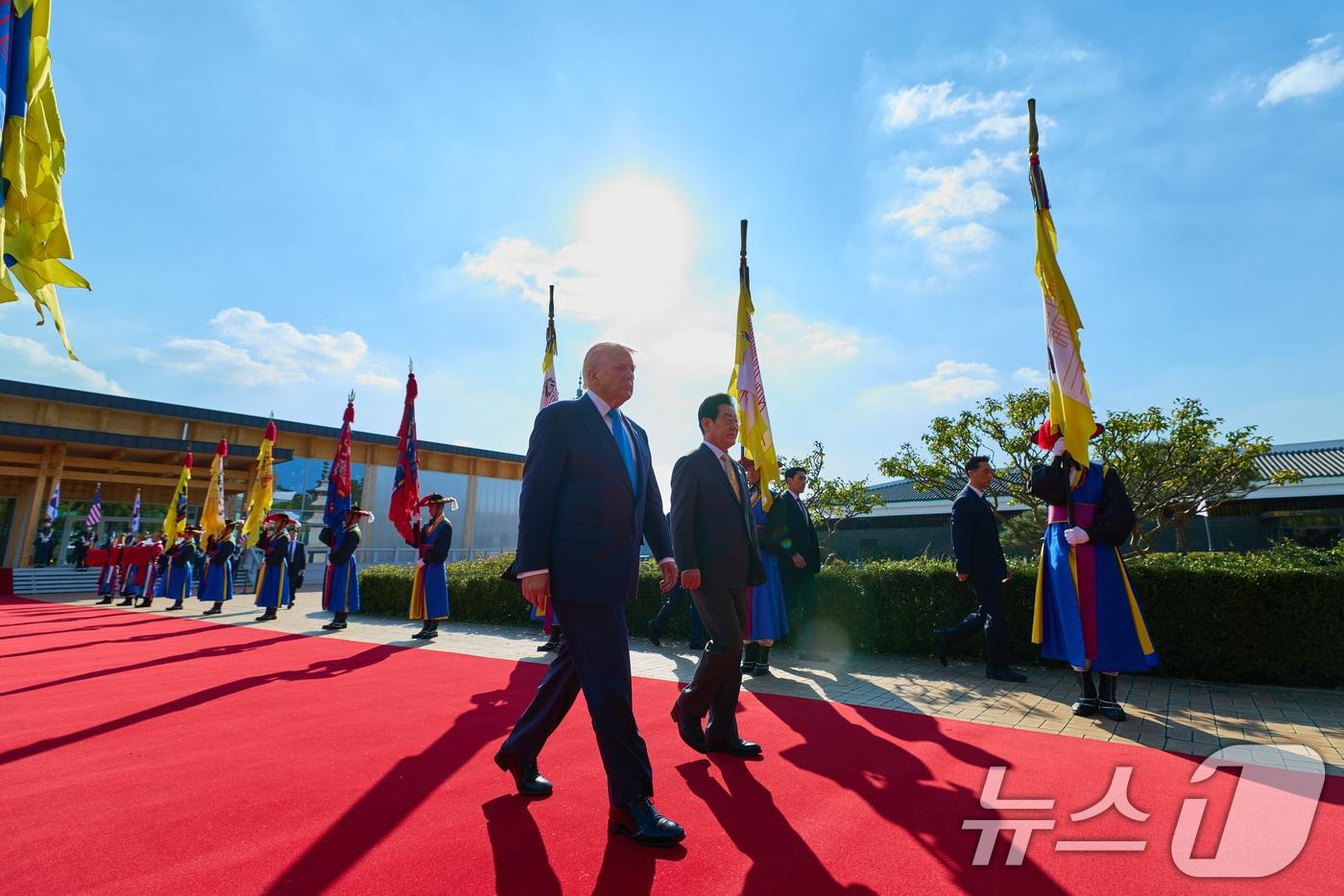이재명 대통령과 도널드 트럼프 미국 대통령이 지난 29일 경북 경주박물관에서 정상회담장으로 이동하고 있다. (이재명 대통령 SNS. 재판매 및 DB 금지) 2025.10.30/뉴스1 ⓒ News1 허경 기자
