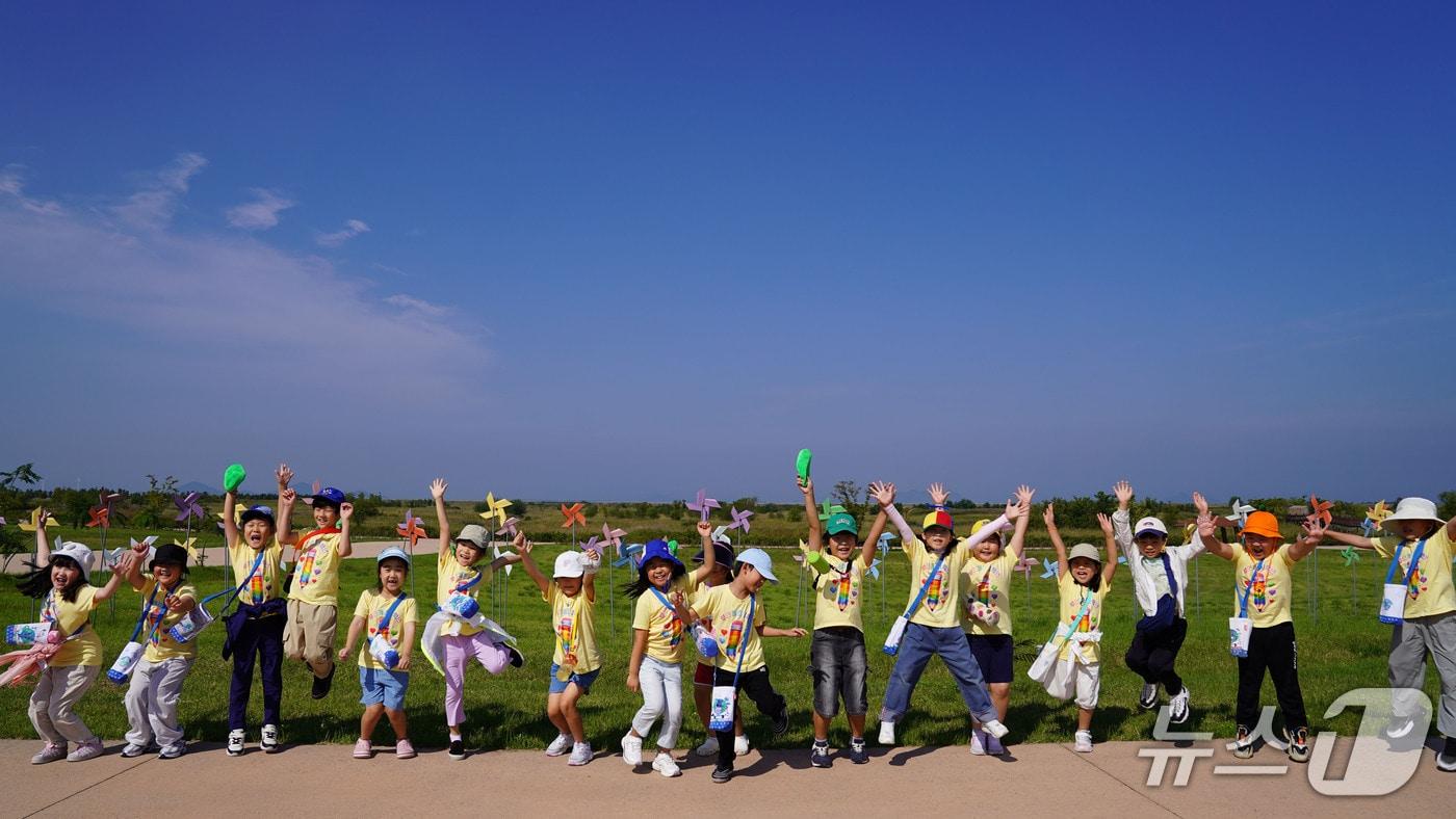 전북 부안동초교 1학년 학생들이 새만금환경생태단지 걷기행사에 참여했다. &#40;새만금환경생태단지관리단 제공. 재판매 및 DB금지&#41;