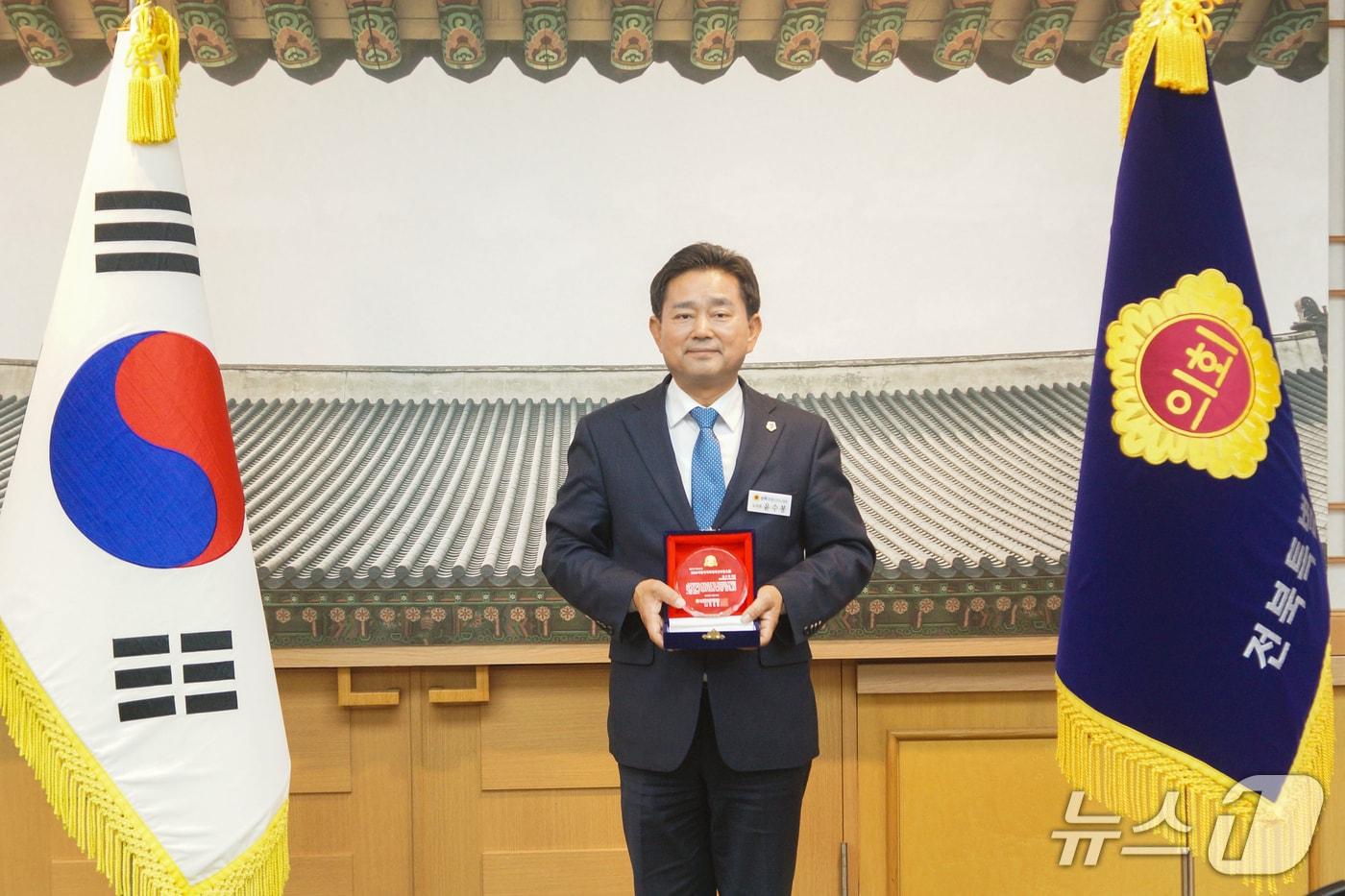 본문 이미지 - 윤수봉 전북도의원이 (사)한국유권자중앙회가 주최한 '2025 지방자치 의정대상'을 수상했다.(의회제공. 재판매 및 DB금지)2025.20.30/뉴스1