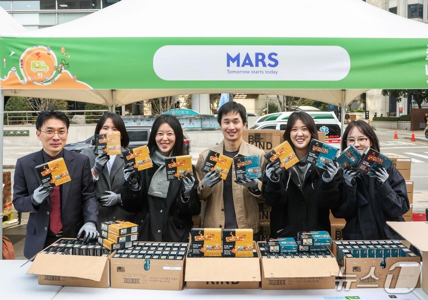 '2025년 푸드뱅크 나눔 페스티벌'에서 한국마즈 임직원들이 자사 제품 '비카인드'로 '사랑의 나눔 꾸러미' 제작에 참여하고 있다(마즈 제공). ⓒ 뉴스1
