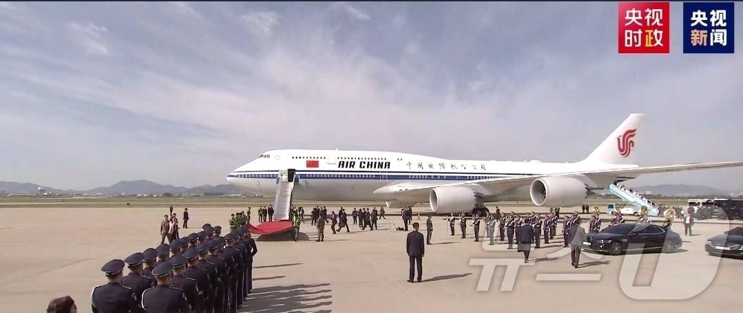 본문 이미지 - 시진핑 중국 국가주석이 탑승한 전용기가 30일 오전 부산 김해공항에 착륙했다. &#40;CCTV 갈무리&#41; ⓒ News1 정은지 특파원