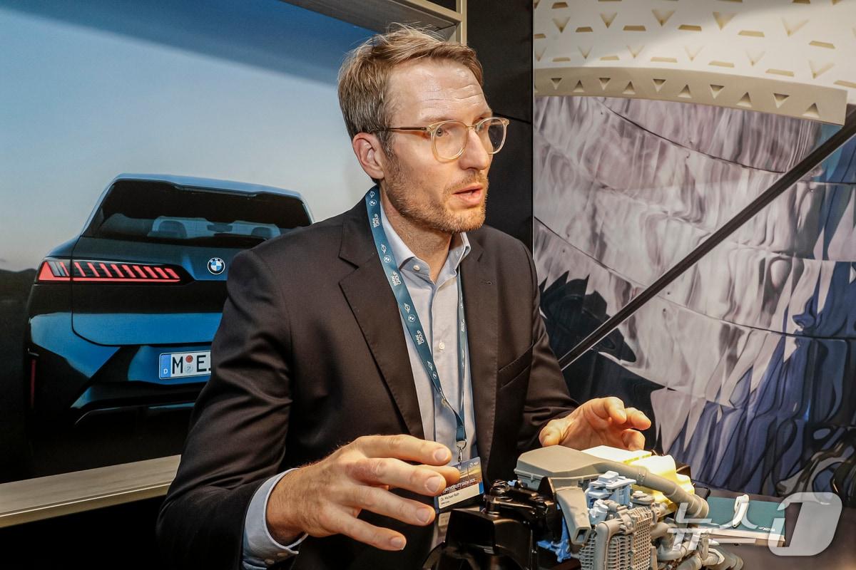 본문 이미지 - 미하엘 라트 BMW그룹 수소차 부문 총괄 부사장이 29일 일본 도쿄 빅 사이트에서 열린 '재팬 모빌리티쇼 2025' BMW 부스에서 한국자동차기자협회 취재진과 인터뷰를 진행하는 모습(공동취재). 2025.10.29.