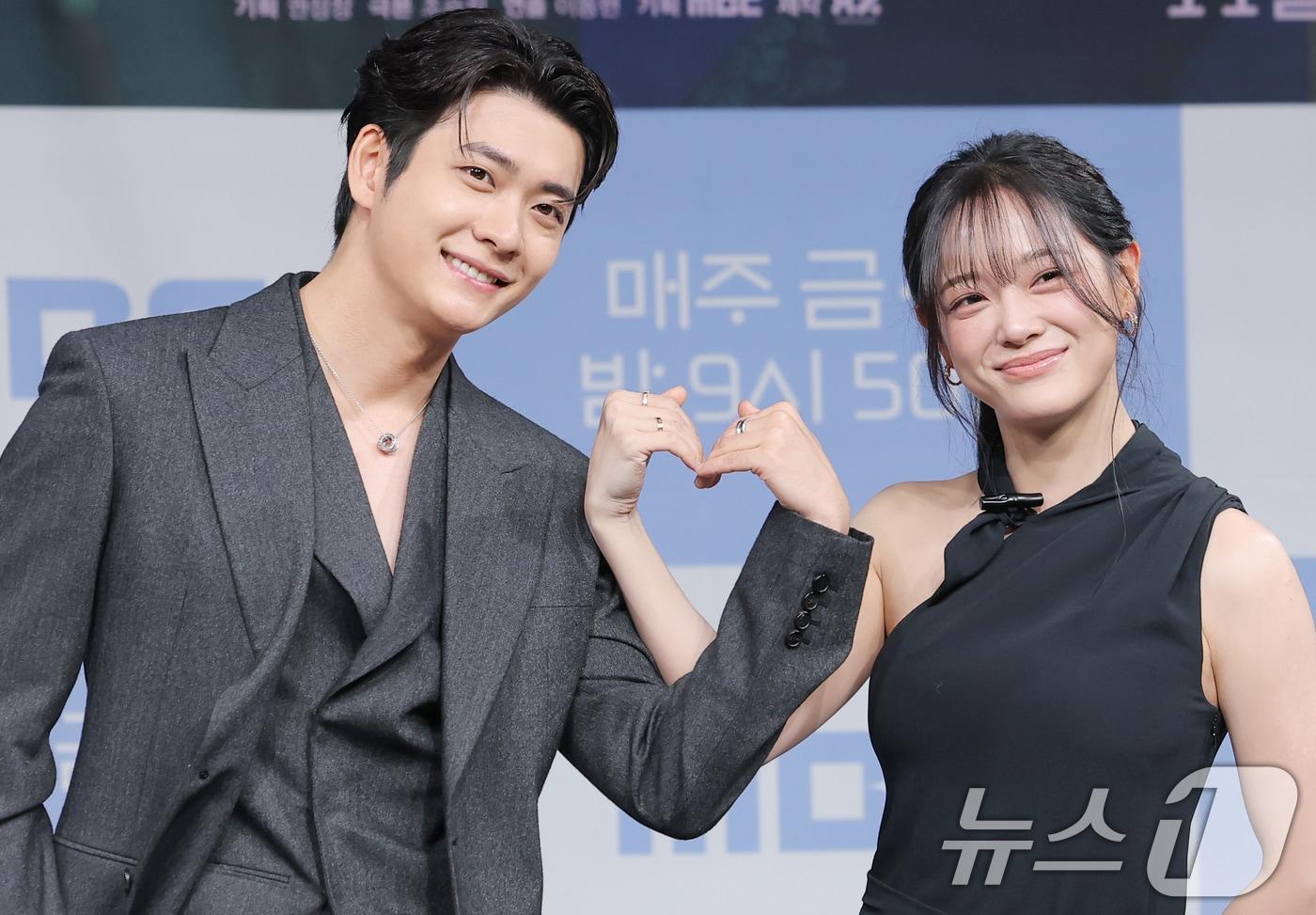 배우 강태오와 김세정(오른쪽)이 30일 서울 마포구 상암동 MBC에서 열린 새 금토드라마 '이강에는 달이 흐른다'(극본 조승희/ 연출 이동현) 제작보고회에서 포즈를 취하고 있다. '이강에는 달이 흐른다'는 웃음을 잃은 세자와 기억을 잃은 부보상의 영혼체인지 역지사지(易地四肢) 로맨스 판타지 사극 드라마다. 2025.10.30/뉴스1 ⓒ News1 권현진 기자