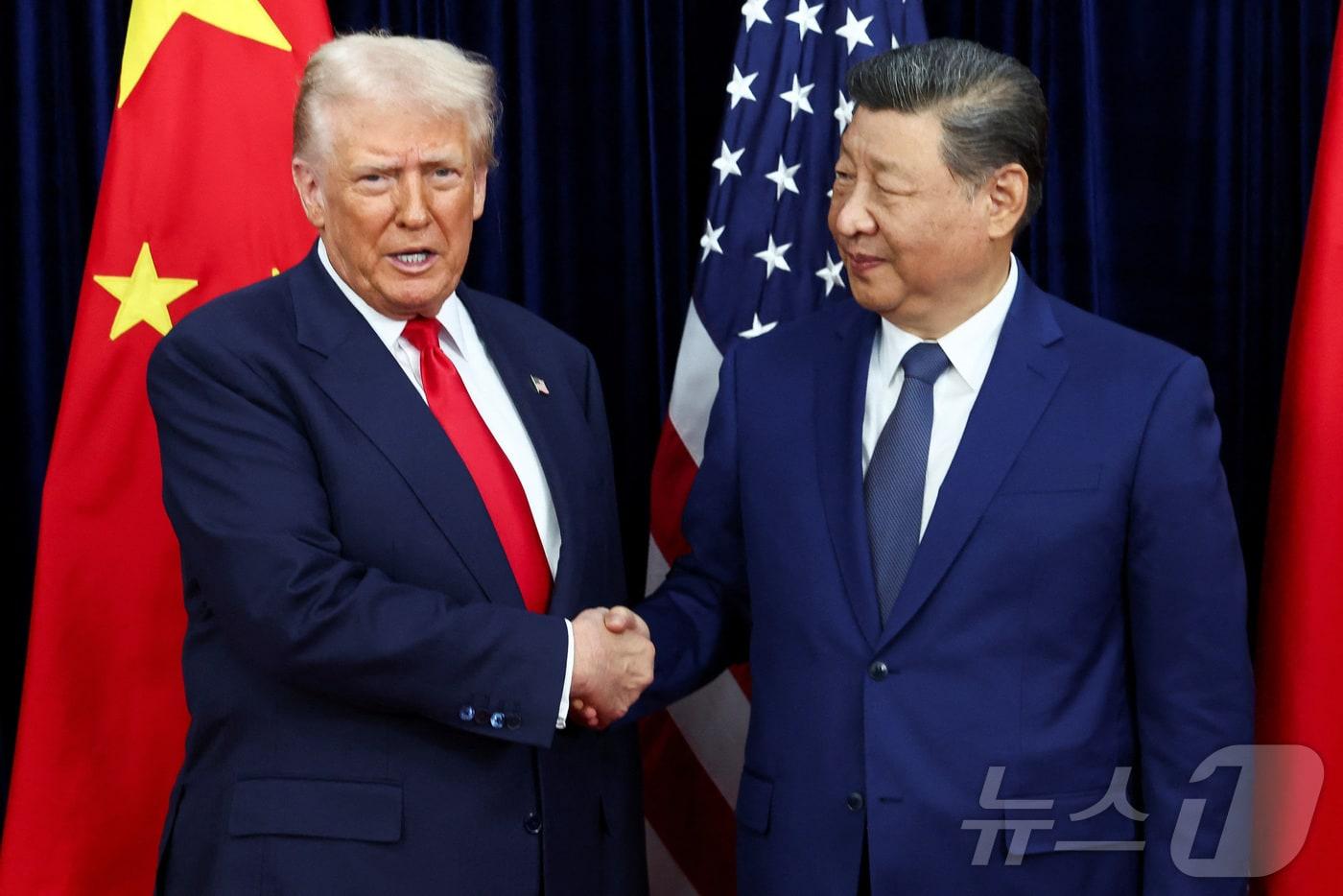 도널드 트럼프 미국 대통령&#40;왼쪽&#41;과 시진핑 중국 국가주석이 30일 부산 김해국제공항 옆 김해공군기지에서 정상회담 전 악수를 나누고 있다. ⓒ 로이터=뉴스1 ⓒ News1 송원영 기자
