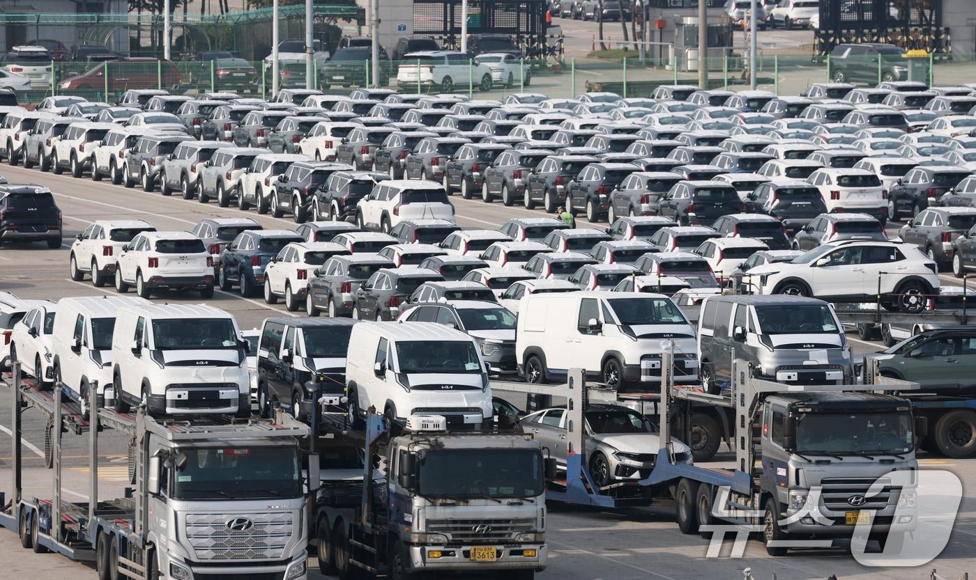 경기 평택시 포승읍 평택항에 수출용 차량이 세워져 있는 모습. 2025.10.30/뉴스1 ⓒ News1 김영운 기자