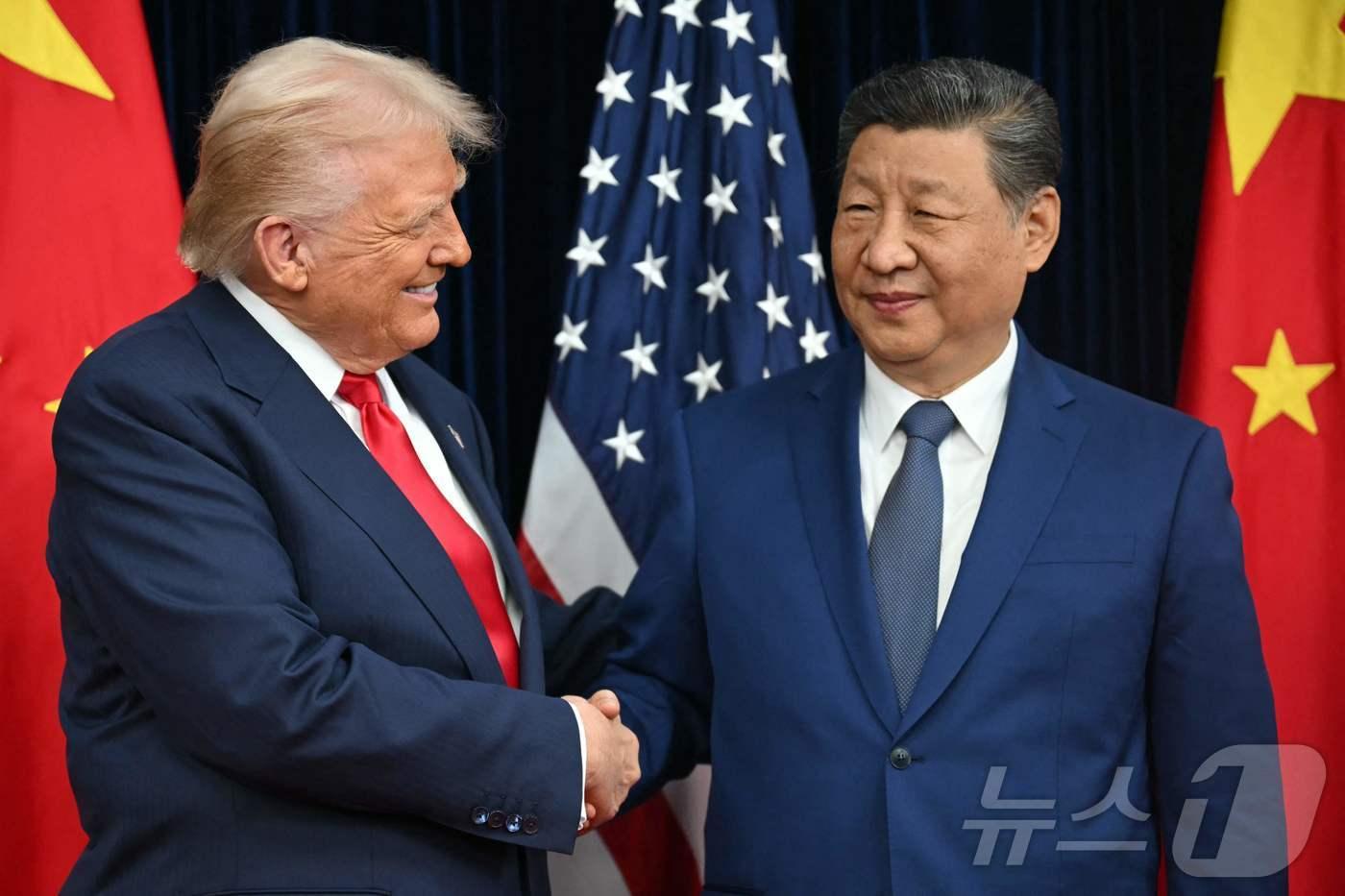 도널드 트럼프 미국 대통령과 시진핑 중국 국가주석이 30일 부산 김해공군기지 나래마루에서 정상회담에 앞서 악수하고 있다. 2025.10.30 ⓒ AFP=뉴스1 ⓒ News1 최종일 선임기자