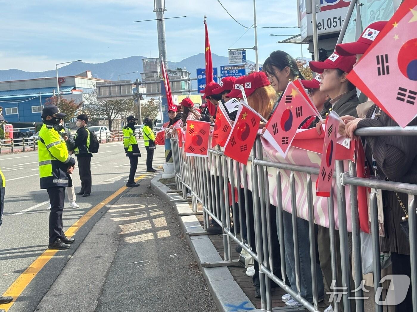 본문 이미지 - 시진핑 주석의 부산 방문을 환영하는 화교단체. 2025.10.30/뉴스1 ⓒ News1 홍윤 기자