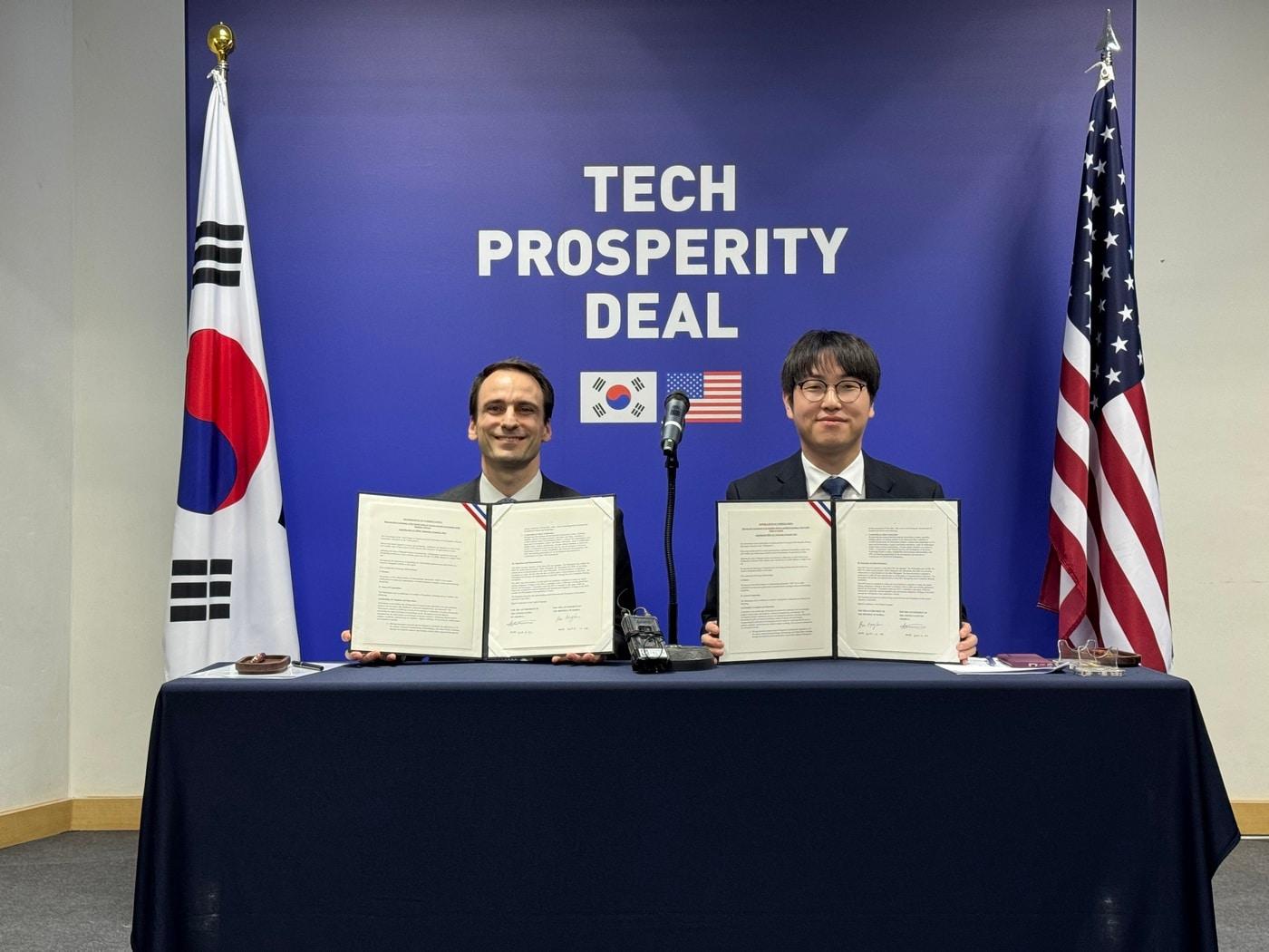 본문 이미지 - 한국 하정우 AI미래기획수석(우측)과 미국 백악관 마이클 크라치오스 과학기술정책실장이 한-미 기술번영 MOU 체결식에서 기념촬영을 하고 있다.(과기정통부 제공)