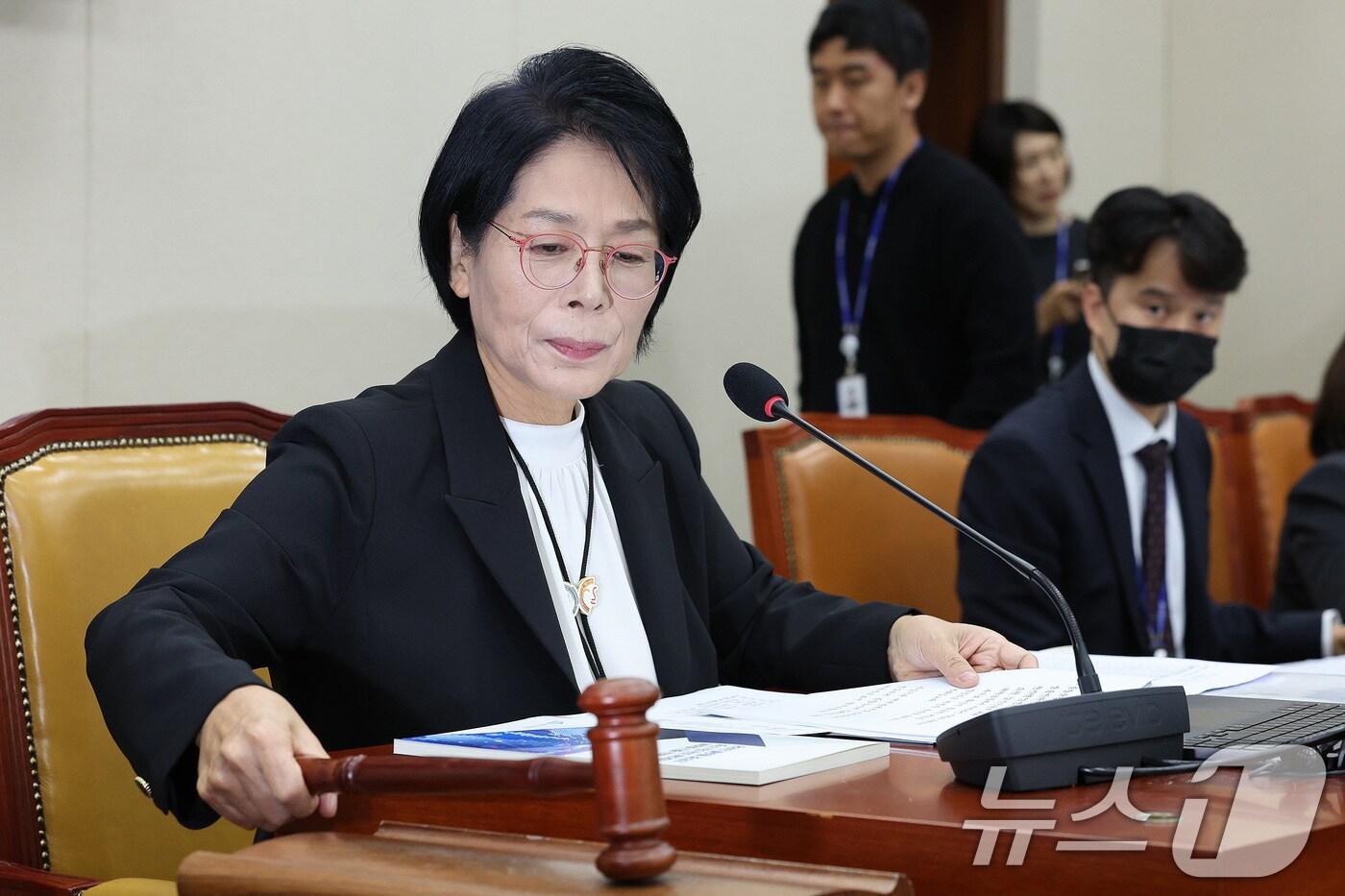 최민희 위원장이 30일 서울 여의도 국회 과학기술정보방송통신위원회에서 열린 국정감사 종합감사에서 의사봉을 두드리고 있다. 2025.10.30/뉴스1 ⓒ News1 신웅수 기자