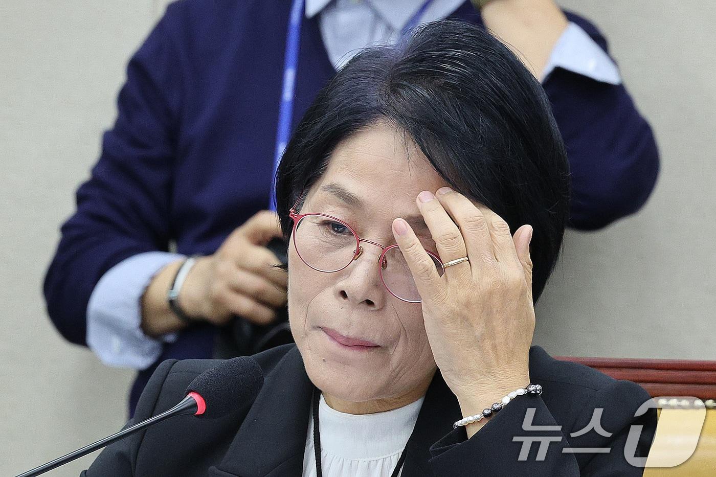 최민희 위원장이 30일 서울 여의도 국회 과학기술정보방송통신위원회에서 열린 국정감사 종합감사에서 생각에 잠겨 있다. ⓒ News1 신웅수 기자