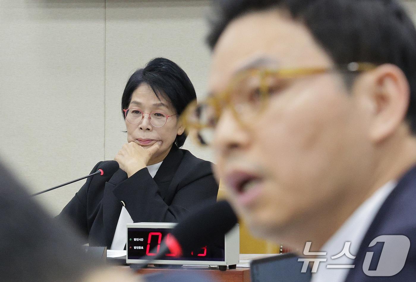 최민희 위원장이 30일 서울 여의도 국회 과학기술정보방송통신위원회에서 열린 국정감사 종합감사에서 딸 결혼 논란 의혹을 제기하는 박정훈 국민의힘 의원의 발언을 듣고 있다. 2025.10.30/뉴스1 ⓒ News1 신웅수 기자