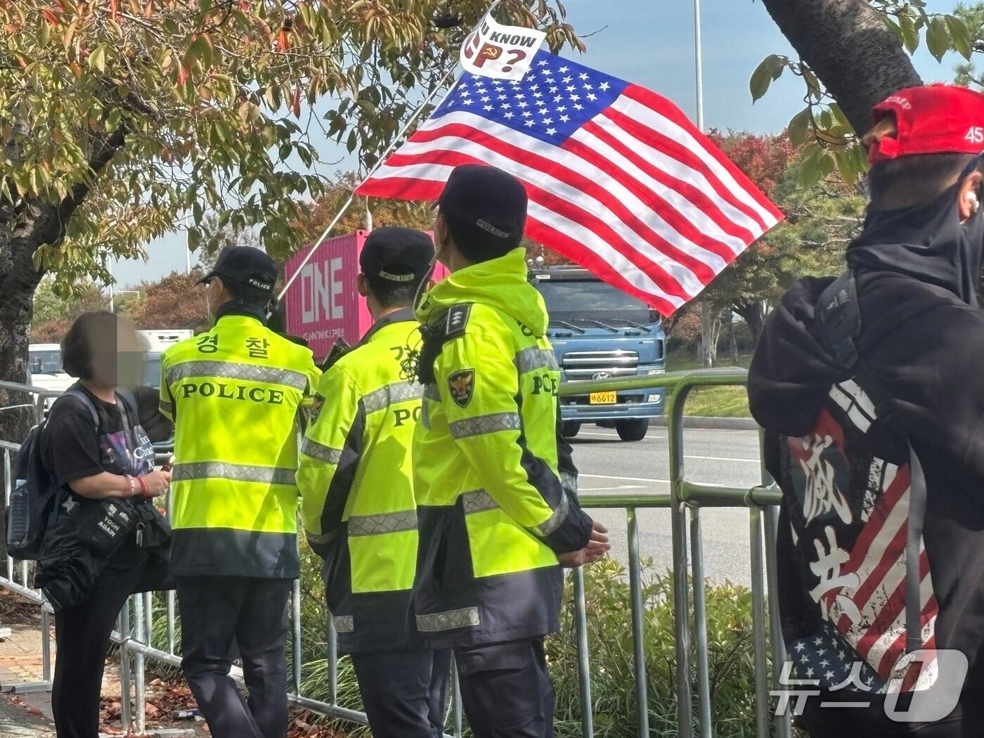 본문 이미지 - 부산 김해공항 인근에서 열린 반중집회 모습. 해당 사진은 사건과 관련없음. 2025.10.30/뉴스1 ⓒ News1 홍윤 기자