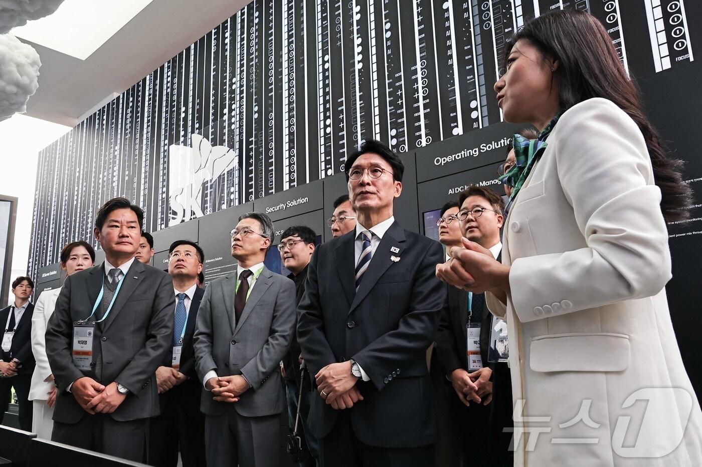 김민석 국무총리가 30일 경북 경주시 경주엑스포대공원에 마련된 2025 경주 APEC K-테크 쇼케이스 전시관에서 SK하이닉스의 HBM4를 살펴보고 있다. (공동취재) 2025.10.30/뉴스1 ⓒ News1 김민지 기자