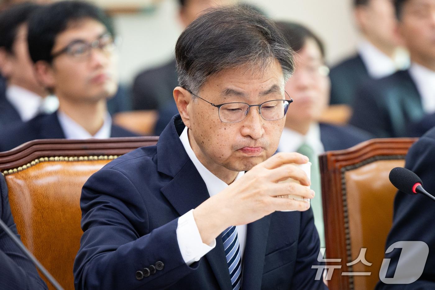 최재해 감사원장이 지난해 10월 30일 서울 여의도 국회에서 열린 법제사법위원회의 법무부 등에 대한 국정감사에 출석해 물을 마시고 있다. 2025.10.30/뉴스1 ⓒ News1 유승관 기자