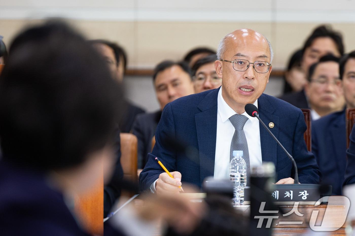 조원철 법제처장이 지난달 30일 서울 여의도 국회에서 열린 법제사법위원회의 법무부 등에 대한 국정감사에서 의원 질의에 답하고 있다. 2025.10.30/뉴스1 ⓒ News1 유승관 기자