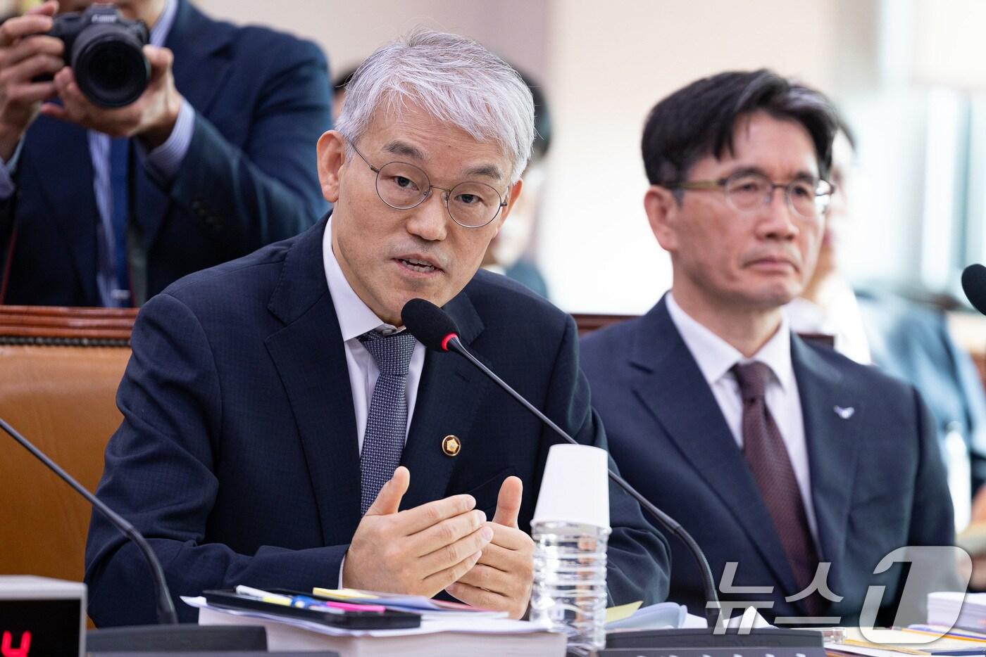 천대엽 법원행정처장이 30일 서울 여의도 국회에서 열린 법제사법위원회의 법무부 등에 대한 국정감사에서 의원 질의에 답하고 있다. 2025.10.30/뉴스1 ⓒ News1 유승관 기자