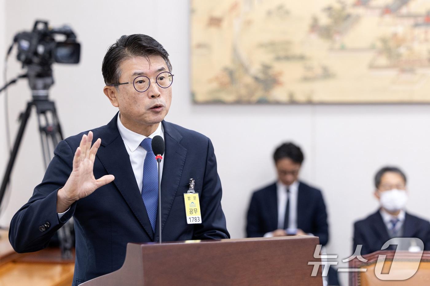 장상윤 전 대통령실 사회수석비서관이 30일 서울 여의도 국회에서 열린 교육위원회 교육부 등에 대한 국정감사에 증인으로 출석해 의원 질의에 답변하고 있다. 2025.10.30/뉴스1 ⓒ News1 이승배 기자