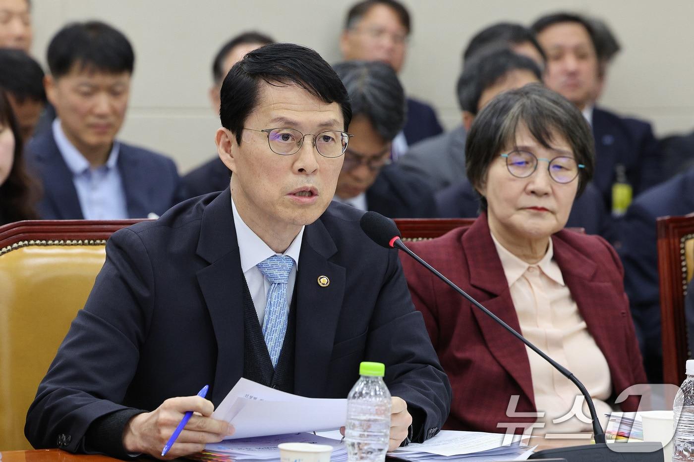 최원호 원자력안전위원장이 30일 서울 여의도 국회 과학기술정보방송통신위원회에서 열린 국정감사 종합감사에서 의원 질의에 답변하고 있다. 2025.10.30/뉴스1 ⓒ News1 신웅수 기자