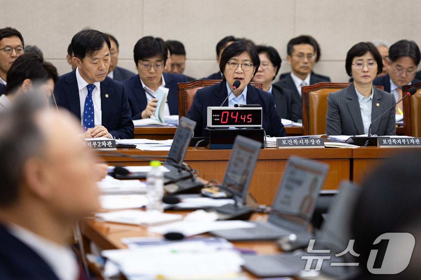 정은경 보건복지부 장관이 지난달 30일 서울 여의도 국회에서 열린 보건복지위원회의 보건복지부 등에 대한 국정감사에서 의원 질의에 답하고 있다. /뉴스1 ⓒ News1 유승관 기자