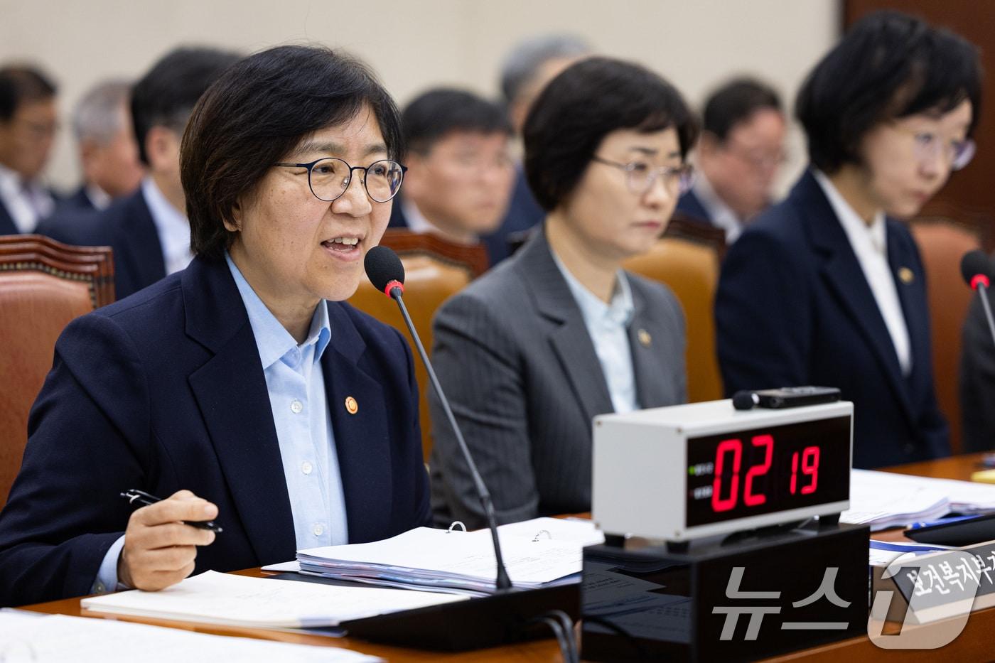 정은경 보건복지부 장관이 30일 서울 여의도 국회에서 열린 보건복지위원회의 보건복지부 등에 대한 국정감사에서 의원 질의에 답하고 있다. 2025.10.30/뉴스1 ⓒ News1 유승관 기자