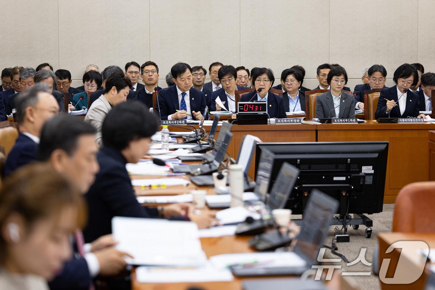 정은경 보건복지부 장관이 30일 서울 여의도 국회에서 열린 보건복지위원회의 보건복지부 등에 대한 국정감사에서 의원 질의에 답하고 있다. 2025.10.30/뉴스1 ⓒ News1 유승관 기자