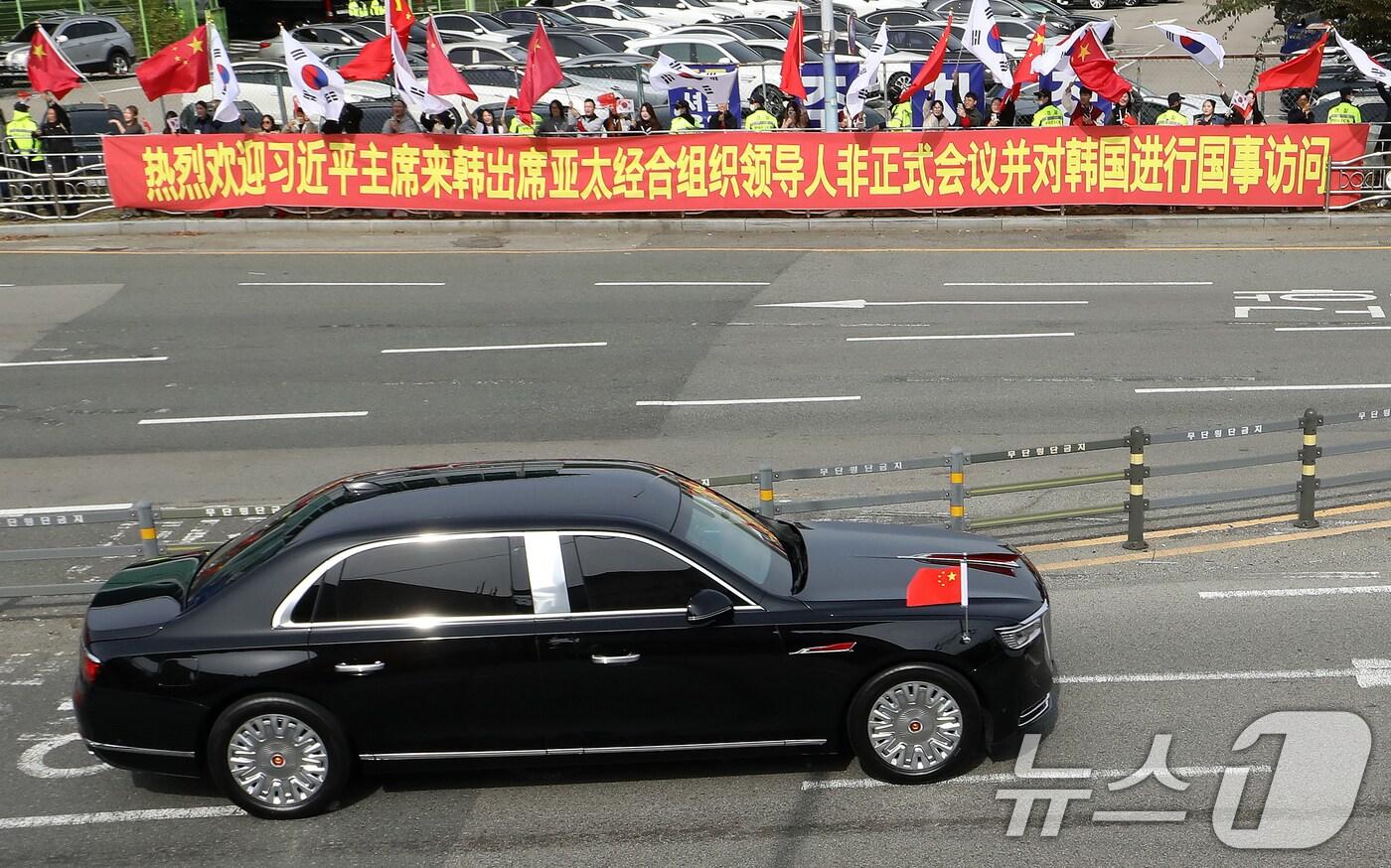 시진핑 중국 국가주석이 탑승한 훙치 N701이 30일 부산 강서구 김해국제공항에서 미중 정상회담을 마치고 아시아태평양경제협력체&#40;APEC&#41; 정상회의에 참석하기 위해 경북 경주로 이동하고 있다. 2025.10.30/뉴스1 ⓒ News1 윤일지 기자