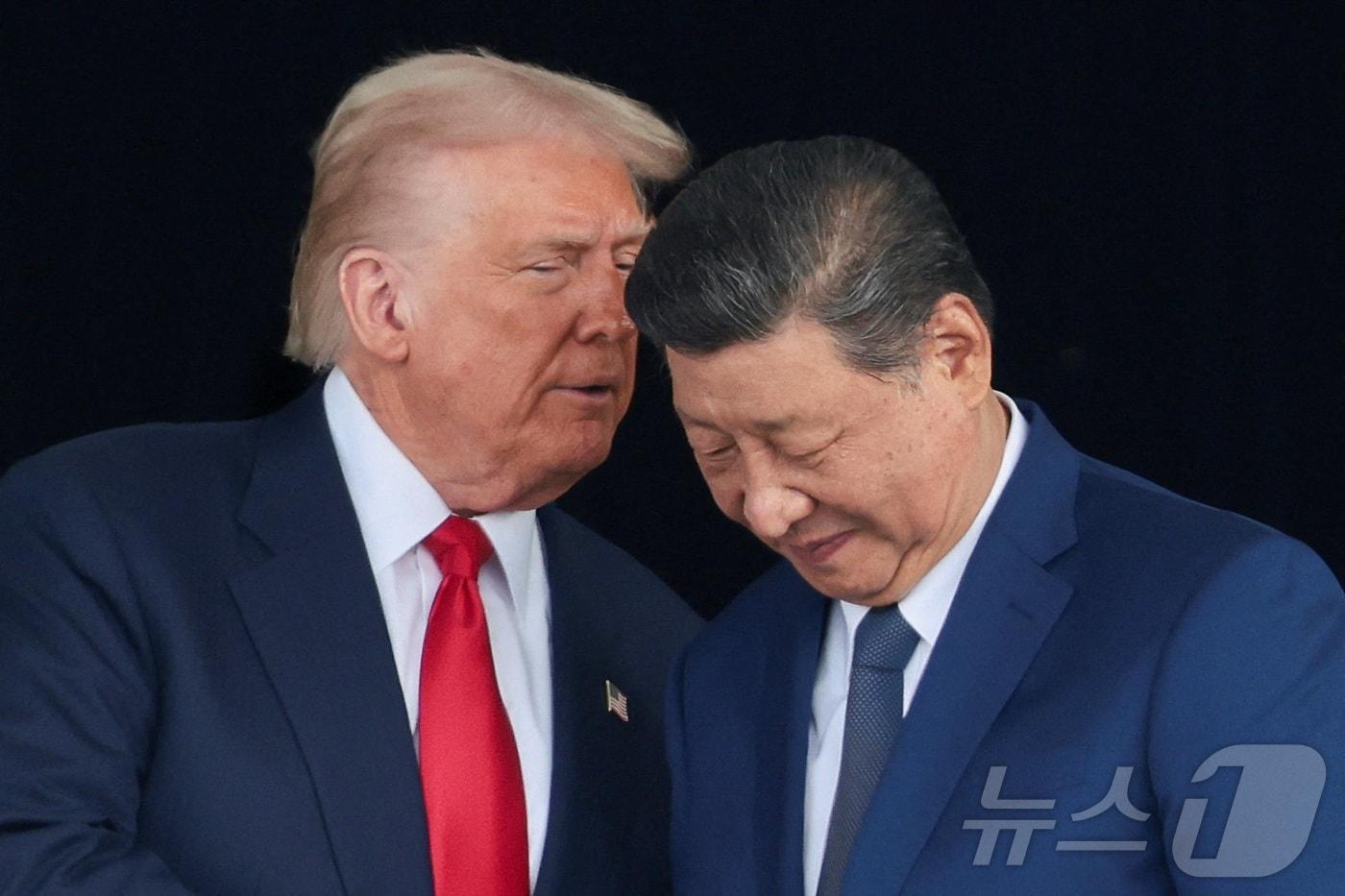 도널드 트럼프 미국 대통령&#40;왼쪽&#41;과 시진핑 중국 국가주석이 30일 부산 김해국제공항 옆 김해공군기지에서 정상회담을 마친 뒤 대화를 나누고 있다. 2025.10.30/뉴스1 ⓒ 로이터=뉴스1 ⓒ News1 박지혜 기자