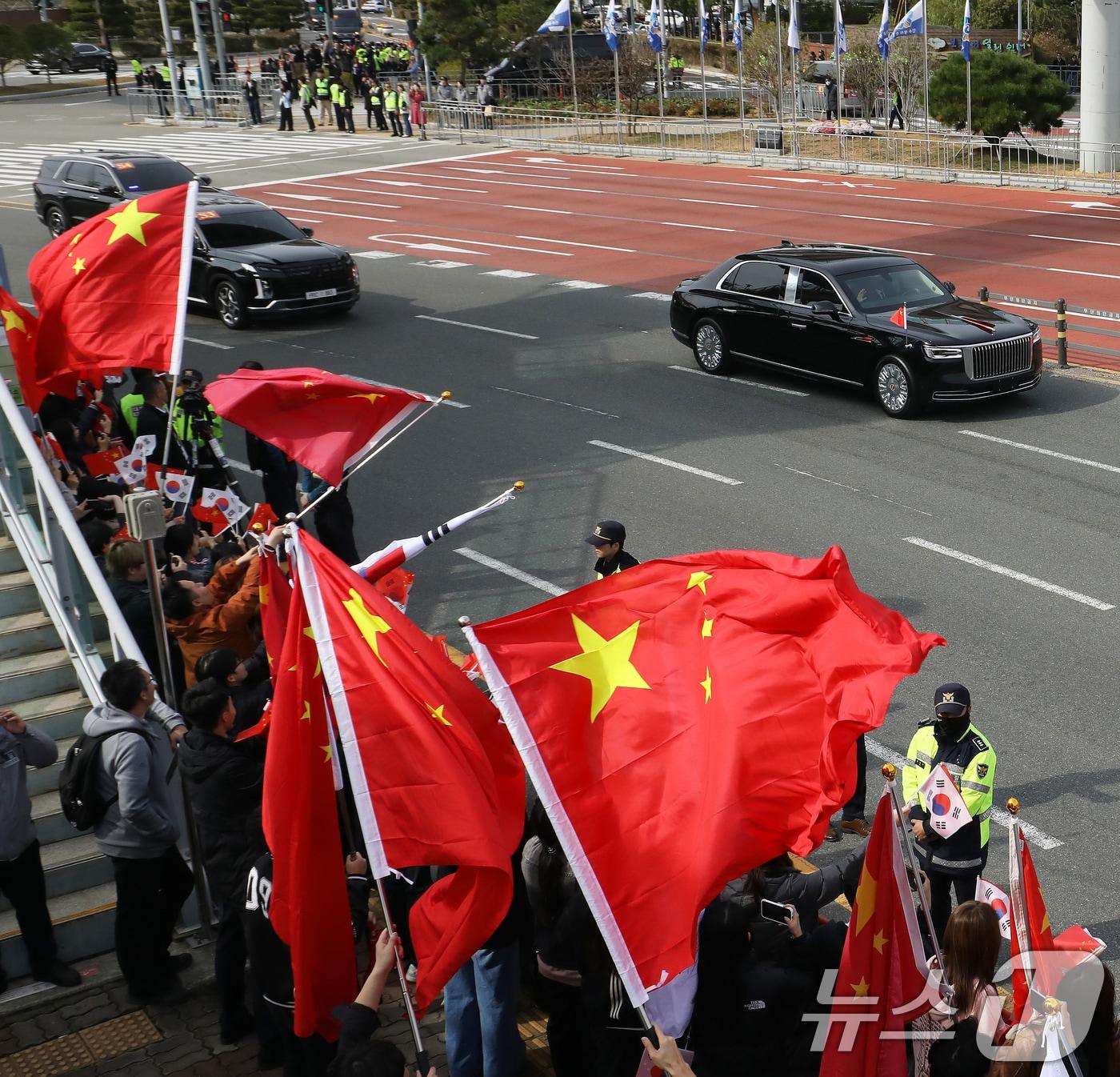 본문 이미지 - 시진핑 중국 국가주석이 탑승한 훙치 N701이 30일 부산 강서구 김해국제공항에서 미중 정상회담을 마치고 아시아태평양경제협력체(APEC) 정상회의에 참석하기 위해 경북 경주로 이동하고 있다. 2025.10.30/뉴스1 ⓒ News1 윤일지 기자