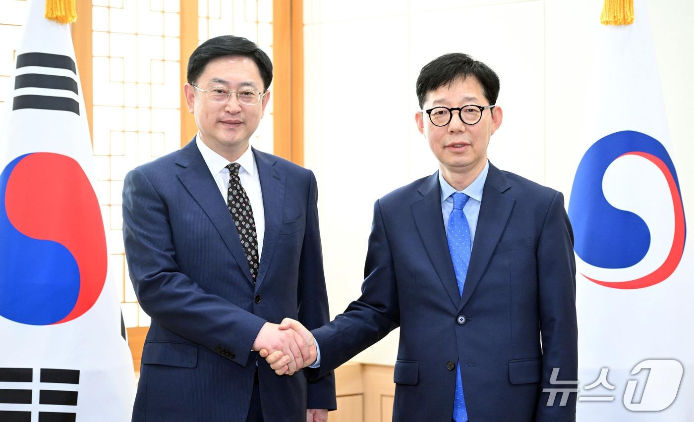 본문 이미지 - 박윤주 1차관은 30일 제3회 한중 지사성장회의 참석차 방한중인 산이(單義) 중국 랴오닝성 부성장을 접견했다. 2025.10.30. (외교부 제공) 