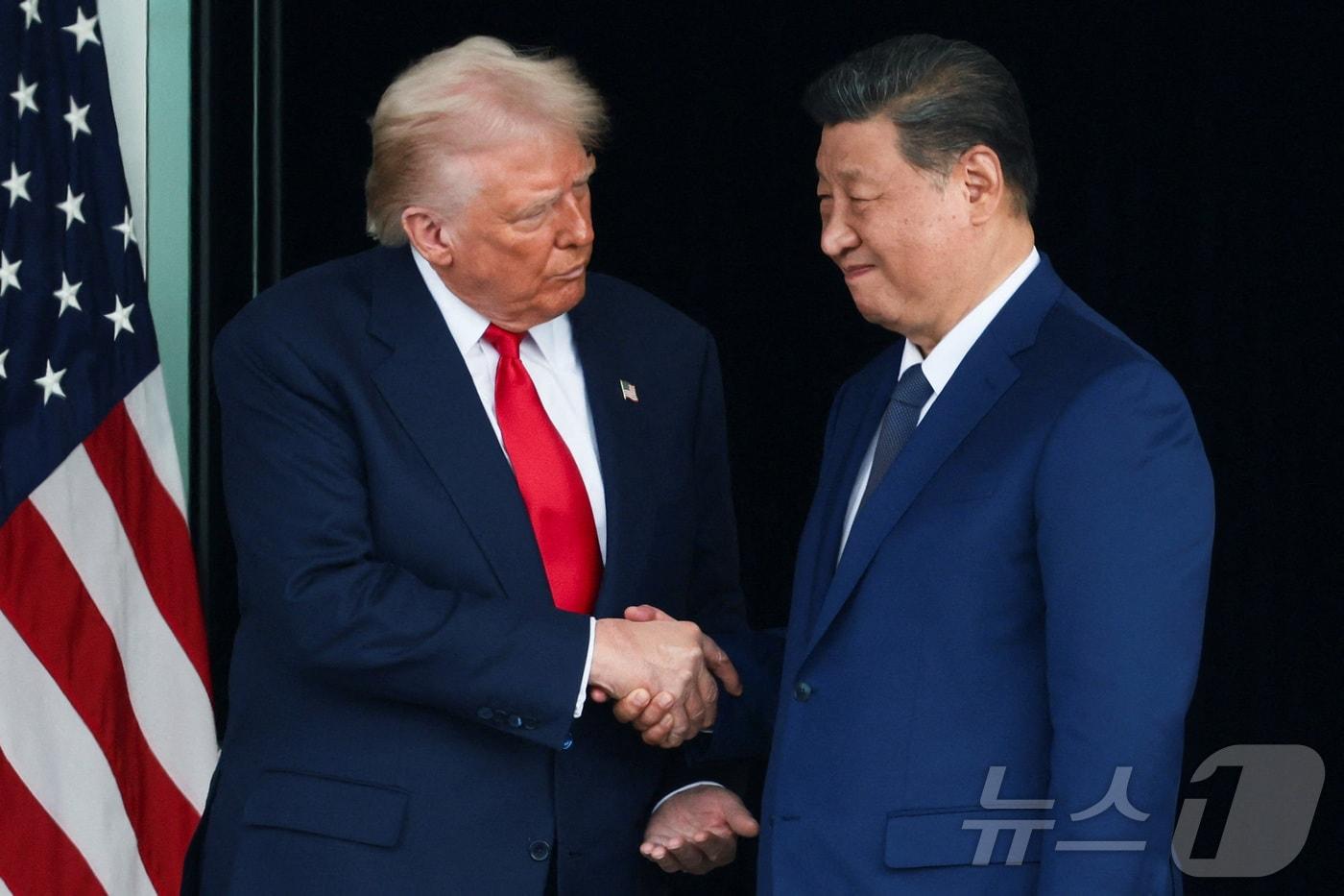 도널드 트럼프 미국 대통령&#40;왼쪽&#41;과 시진핑 중국 국가주석이 30일 부산 김해국제공항 옆 김해공군기지에서 정상회담을 마친 뒤 악수를 나누고 있다. 2025.10.30/뉴스1 ⓒ 로이터=뉴스1 ⓒ News1 박지혜 기자