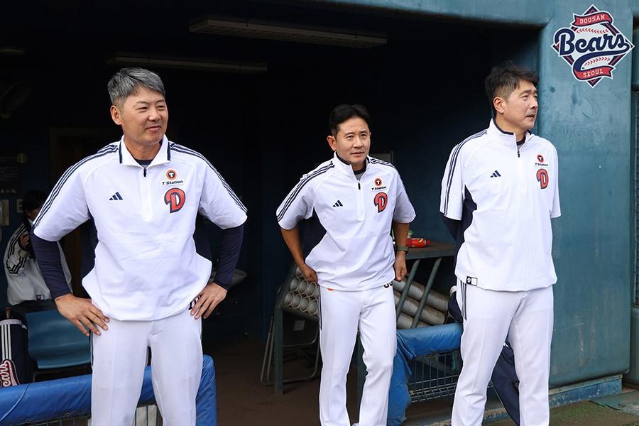 본문 이미지 - 왼쪽부터 두산 베어스 김원형 감독, 손시헌 퀄리티컨트롤 코치, 홍원기 수석코치.(두산 베어스 제공)