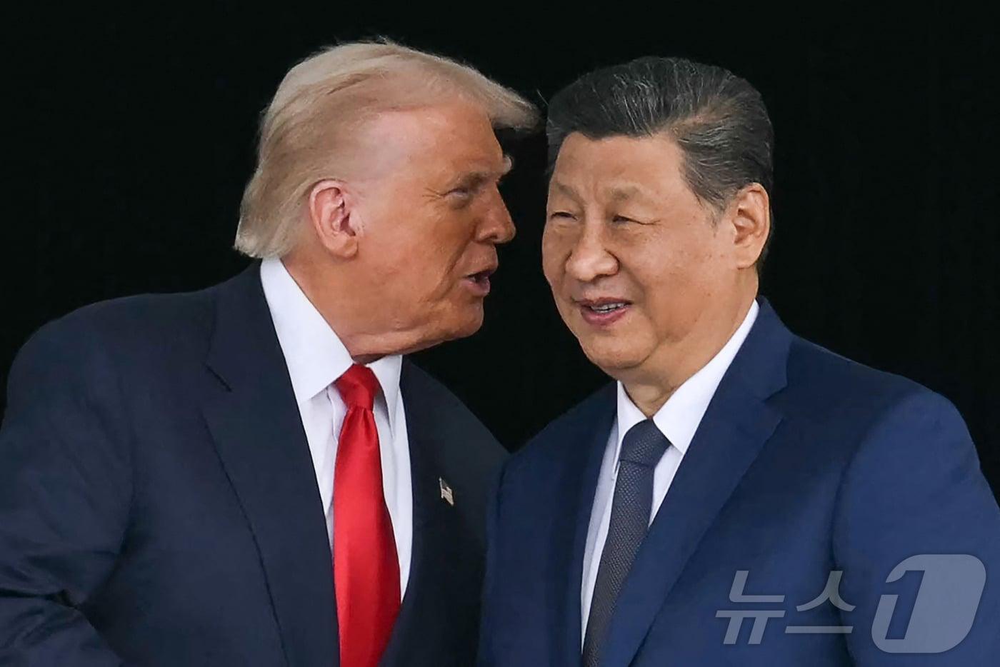 도널드 트럼프 미국 대통령&#40;왼쪽&#41;과 시진핑 중국 국가주석이 지난달 30일 부산 김해국제공항 옆 김해공군기지에서 정상회담을 마친 뒤 대화를 나누고 있다. 2025.10.30/뉴스1 ⓒ AFP=뉴스1 ⓒ News1 박지혜 기자