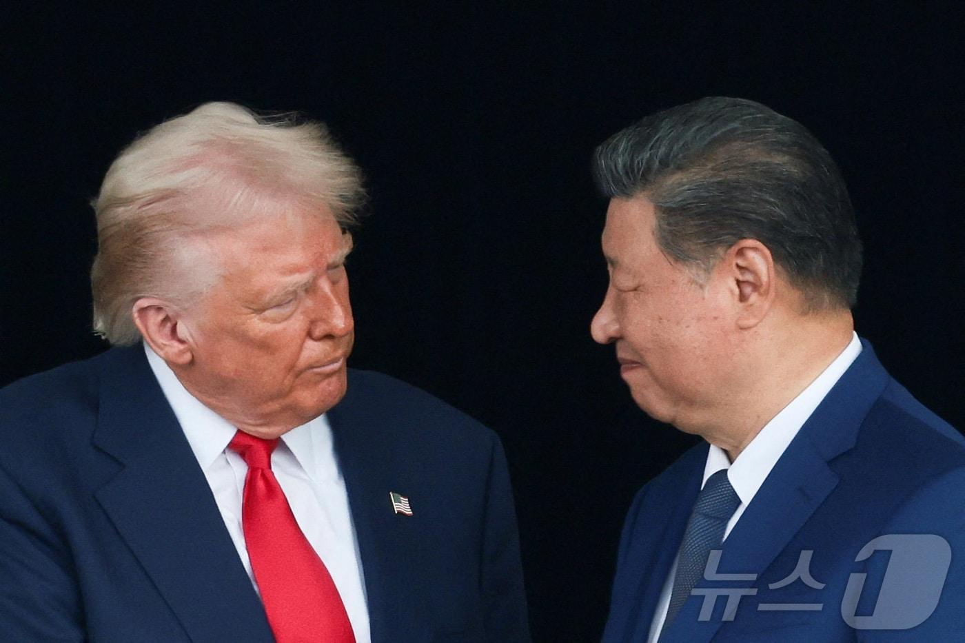 도널드 트럼프 미국 대통령과 시진핑 중국 국가주석이 10월 30일 부산 김해공항에서 만나 회담하기 전 악수를 나누며 서로를 응시하고 있다. 2025.10.30 ⓒ 로이터=뉴스1 ⓒ News1 강민경 기자