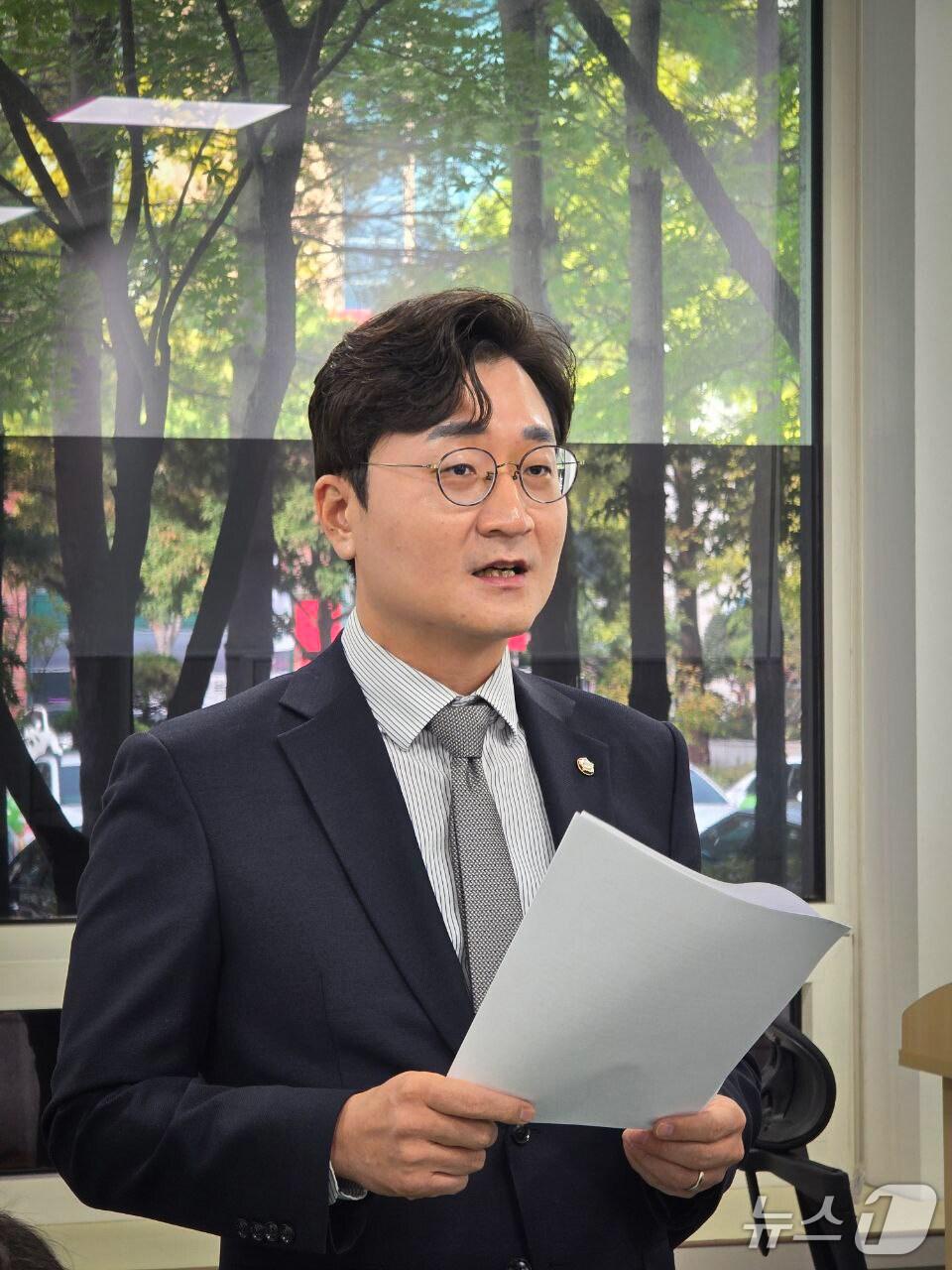 본문 이미지 - 장철민 의원이 30일 대전시의회 기자실에서 유등교 가설교량의 비KS 복공판 사용과 관련한 기자회견을 하고 있다. (의원실 제공) / 뉴스1