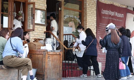 본문 이미지 - 지난달 30일 서울 종로구 런던베이글뮤지엄 매장 모습. 2025.10.30/뉴스1 ⓒ News1 김성진 기자