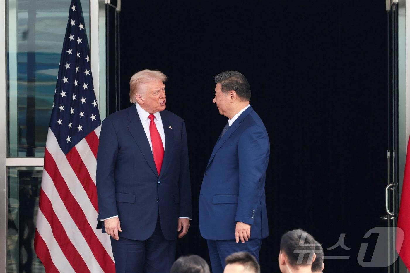 30일 부산 김해공항 나래마루에서 약 1시간 40분 동안 회담한 도널드 트럼프 미국 대통령과 시진핑 중국 국가주석이 회담장을 떠나기 전 이야기를 나누고 있다. 2025.10.30 ⓒ 로이터=뉴스1 ⓒ News1 최종일 선임기자
