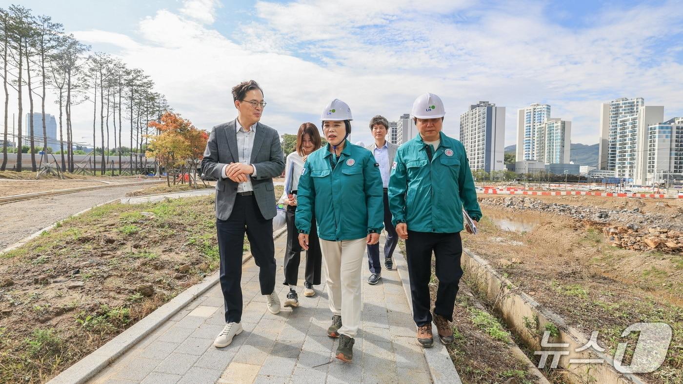 신계용 과천시장&#40;가운데&#41;이 지정타에서 진행중인 하천조성 사업을 둘러보고 있다.&#40;과천시 제공&#41;