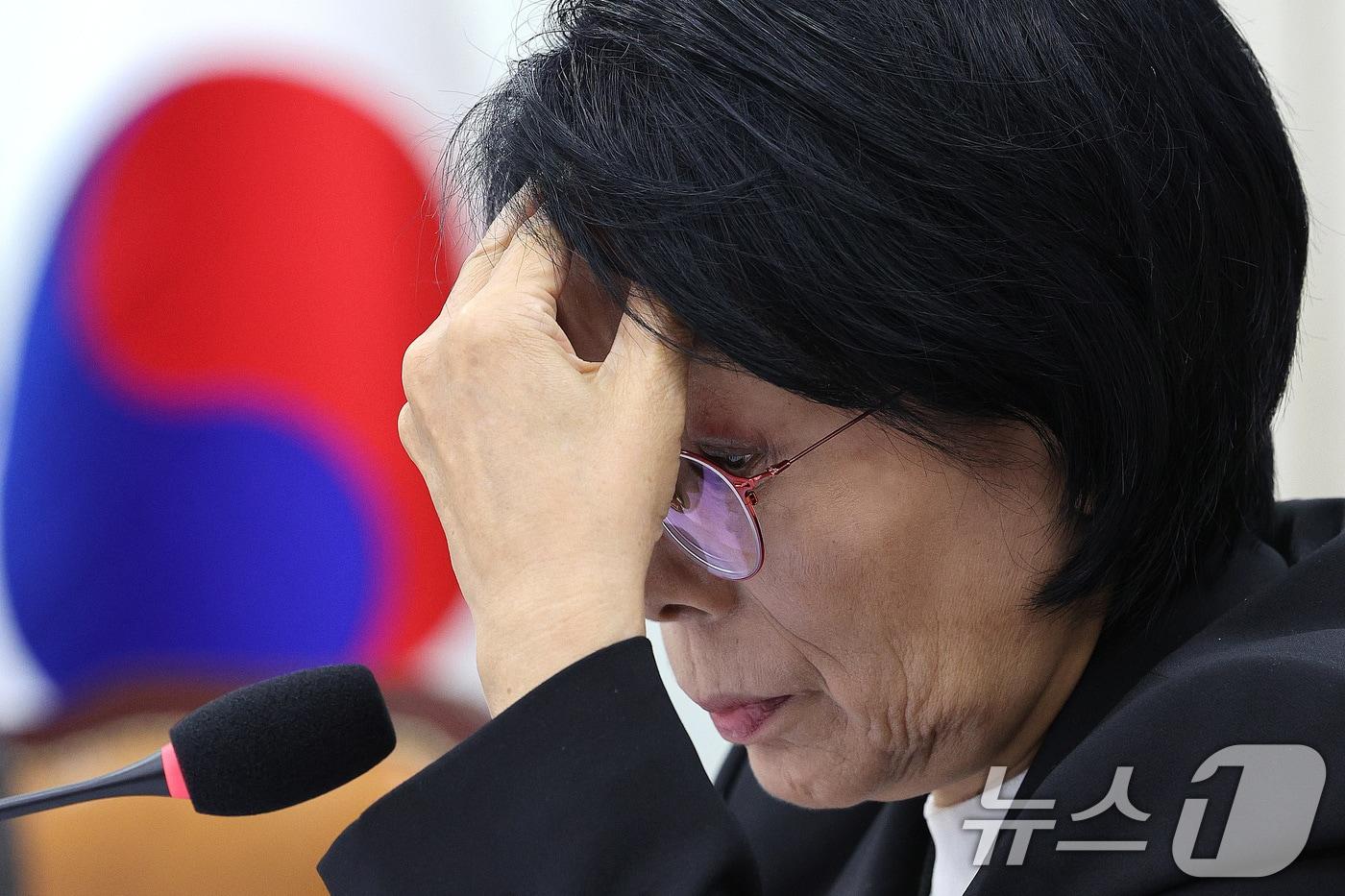 최민희 위원장이 30일 서울 여의도 국회 과학기술정보방송통신위원회에서 열린 국정감사 종합감사에서 생각에 잠겨 있다. 2025.10.30/뉴스1 ⓒ News1 신웅수 기자