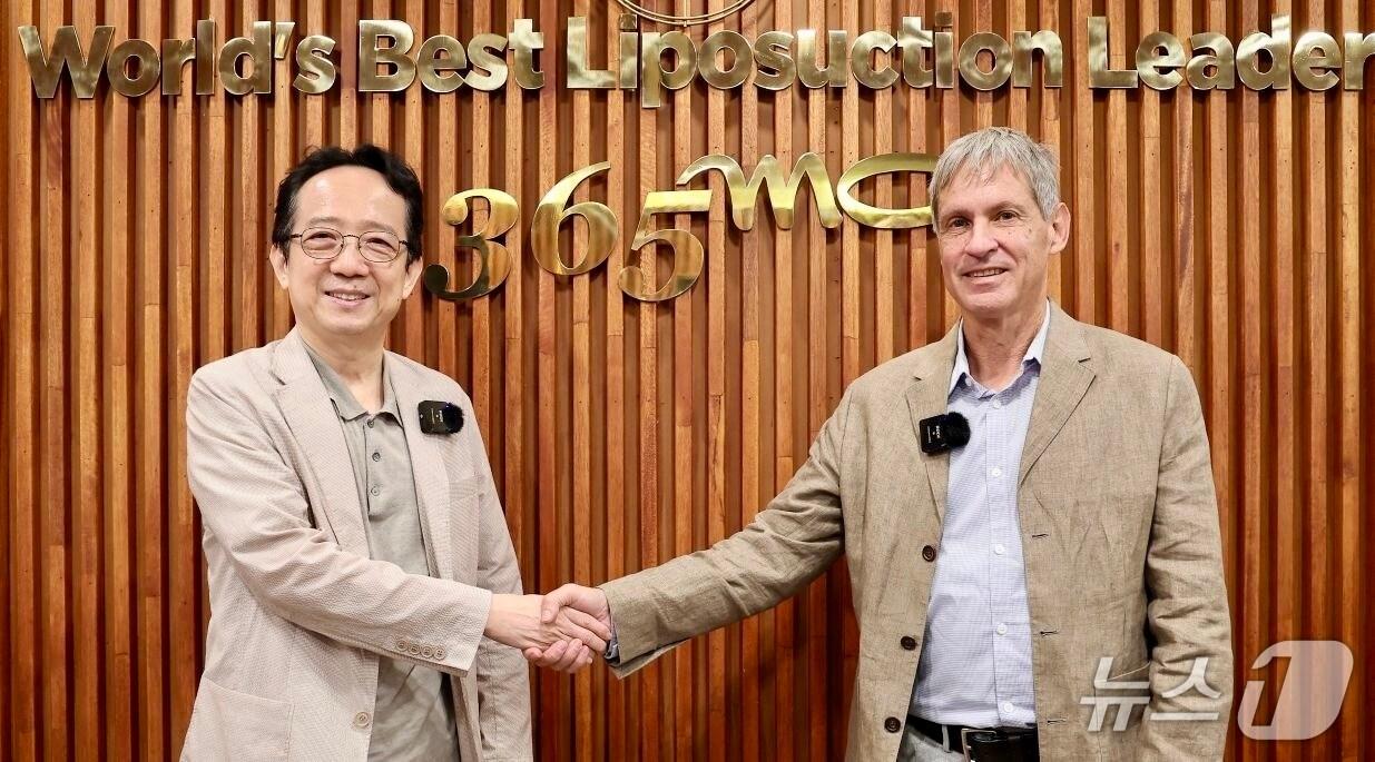 본문 이미지 - 김남철 365mc 대표이사와 알론 블루멘펠드 라지엘 테라퓨틱스 대표가 기념 촬영을 하고 있다.&#40;365mc 제공&#41;