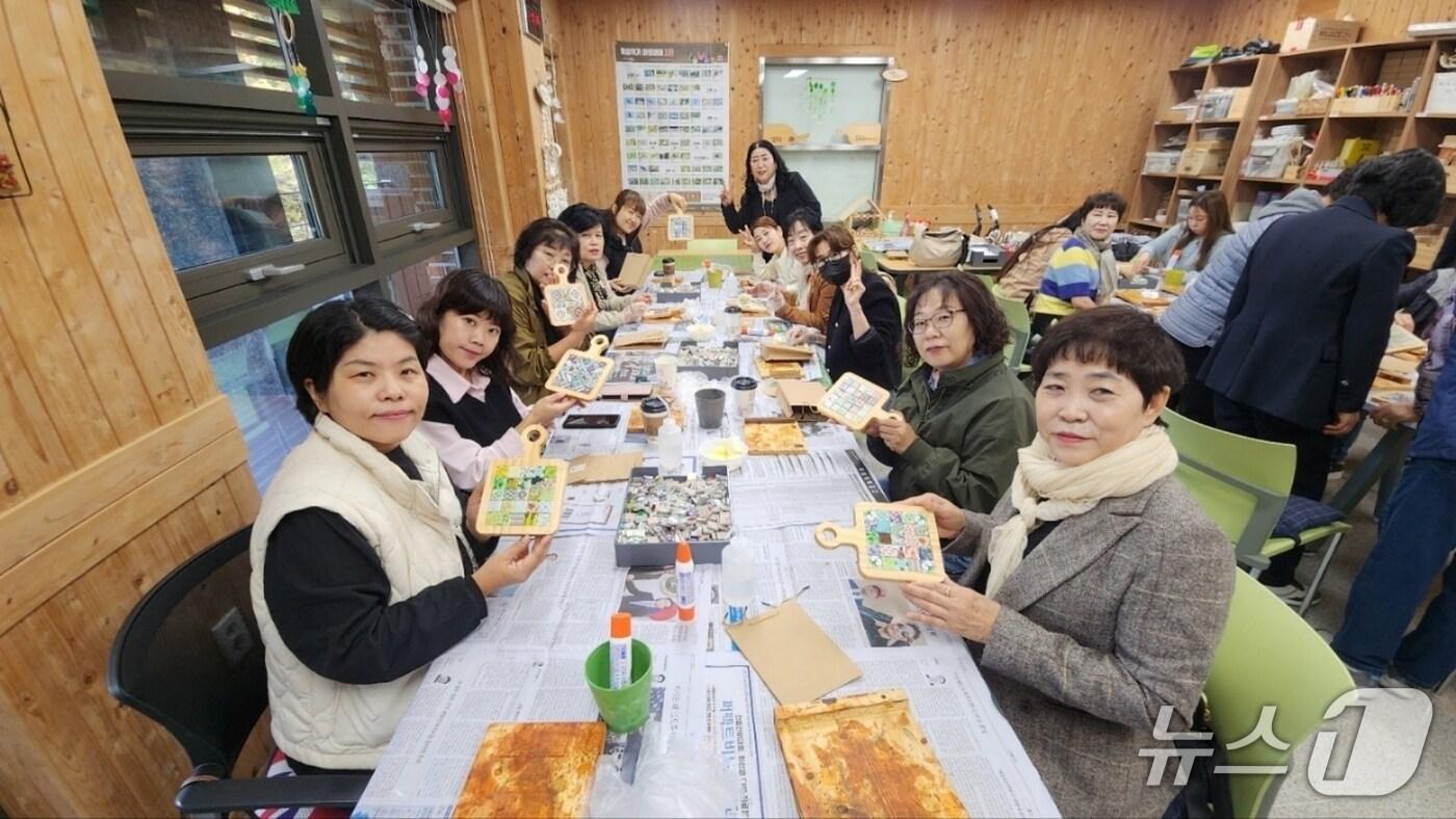 충북 증평군여성단체협의회(회장 박명숙)는 좌구산 숲 명상의 집에서 30일과 31일 이틀간 '여성 리더십 힐링 탐방'을 진행한다.(증평군 제공, 재판매 및 DB금지)/뉴스1